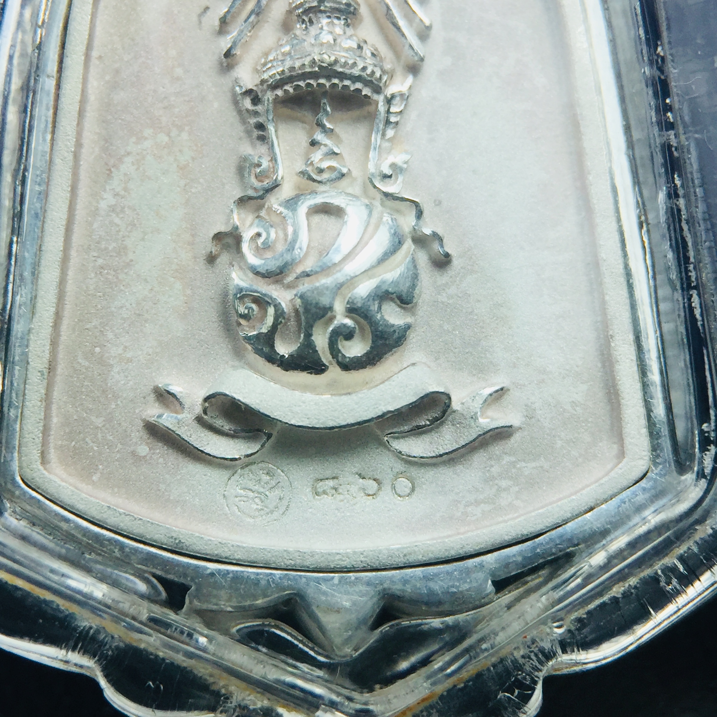 พระแก้วมรกต ภปร. ปี2547 จัดสร้างโดย รพ.ภูมิพลฯ เนื้อเงิน เหรียญทรงซุ้ม งดงามทรงคุณค่าอีกหนึ่งรุ่นยอดนิยม หายาก(1ใน3000องค์)