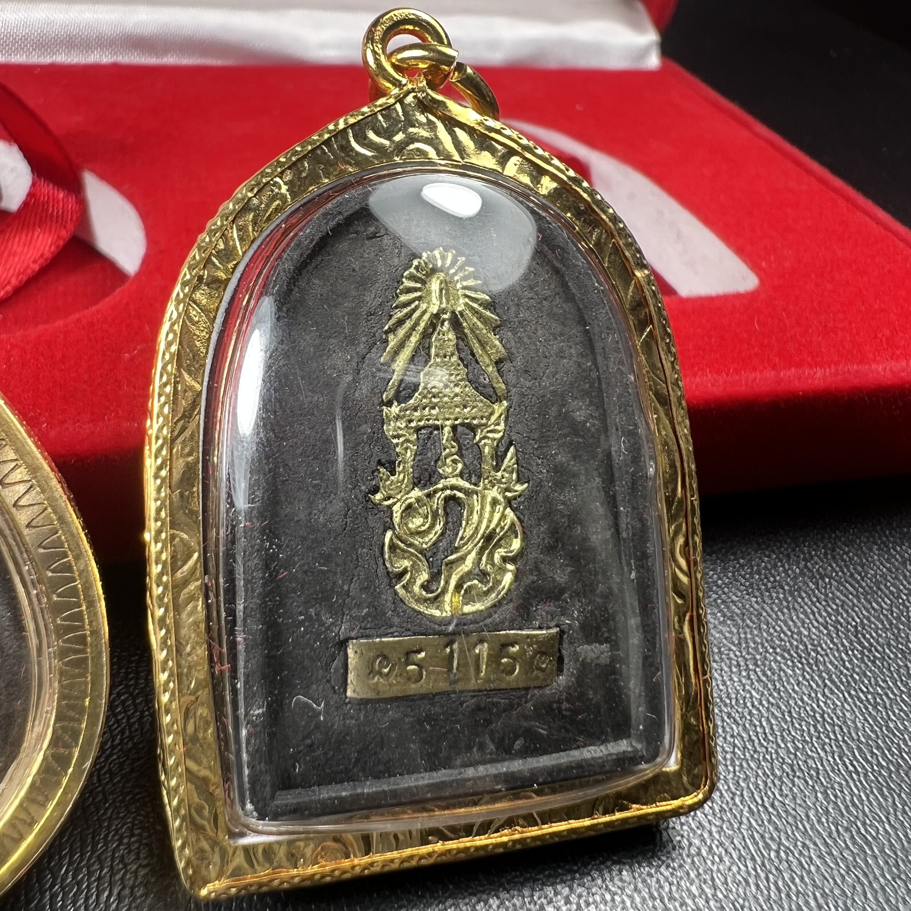 พระชุดของขวัญ 3 องค์ พระหลวงปู่ทวด ภปร. ทรงกลีบบัวและกลีบขนุนพร้อมเหรียญพระพุทธสิงหธรรมมงคล ปี 2547 (ชนวนเก่า)เนื้อว่านด้านหลังมี ภปร. เป็นโลหะผสมสูง 3.3ซม.พิธีใหญ่ มวลสารดี ปลุกเสกวัดพระแก้ว(งานเลี่ยมกรอบเดิมจากผู้จัดสร้างห่อหุ้มด้วยทองนพเกล้า)