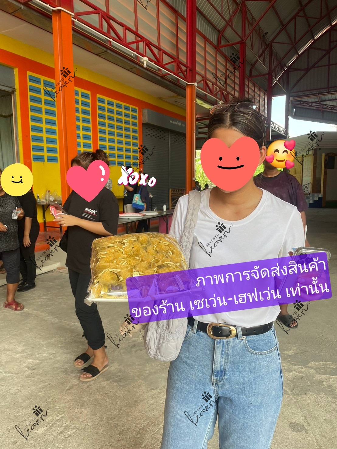 ของชำร่วยงานศพ แก้วกาแฟลายทอง ใส่กล่องมีหูหิ้วสีเทา ริบบิ้นด้านบนสีดำ