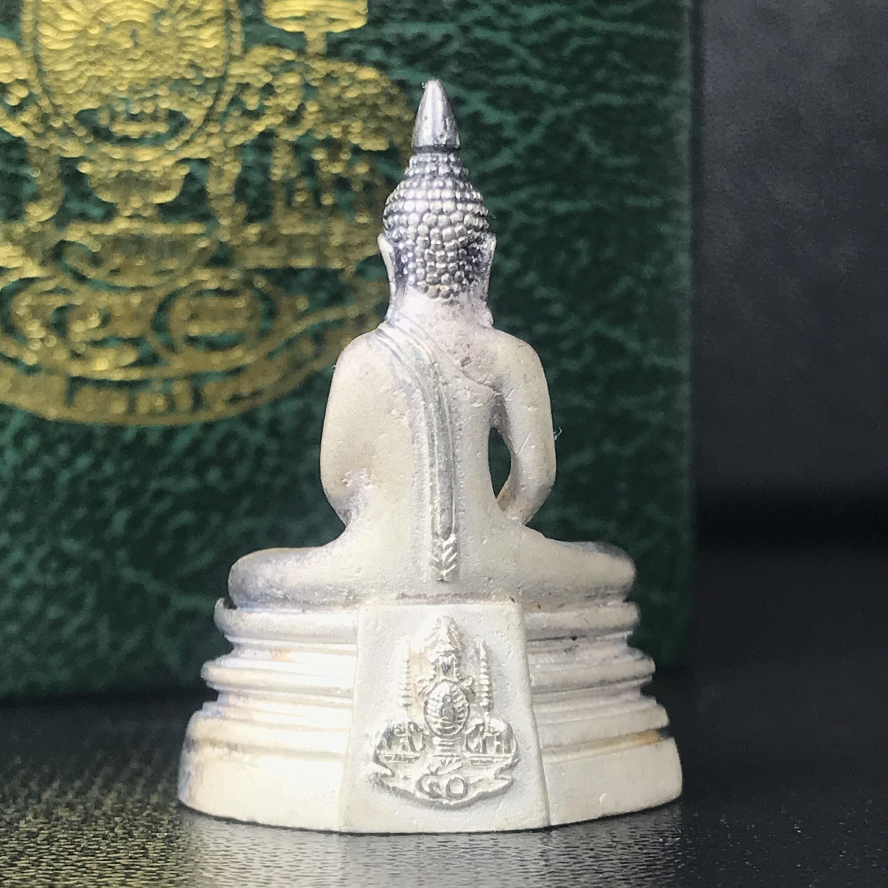 พระพุทธโสธร ภปร. รุ่นย้อนยุค สร้างพระอุโบสถ สมาคมชาวฉะเชิงเทรา จัดสร้าง ปี 2539 วโรกาสครองสิริราชสมบัติครบ 50 ปี เนื้อเงินทรายนวลขัดเงาบางส่วน(ผิวเดิม) พร้อมกล่องบรรจุและใบรับรองเดิม