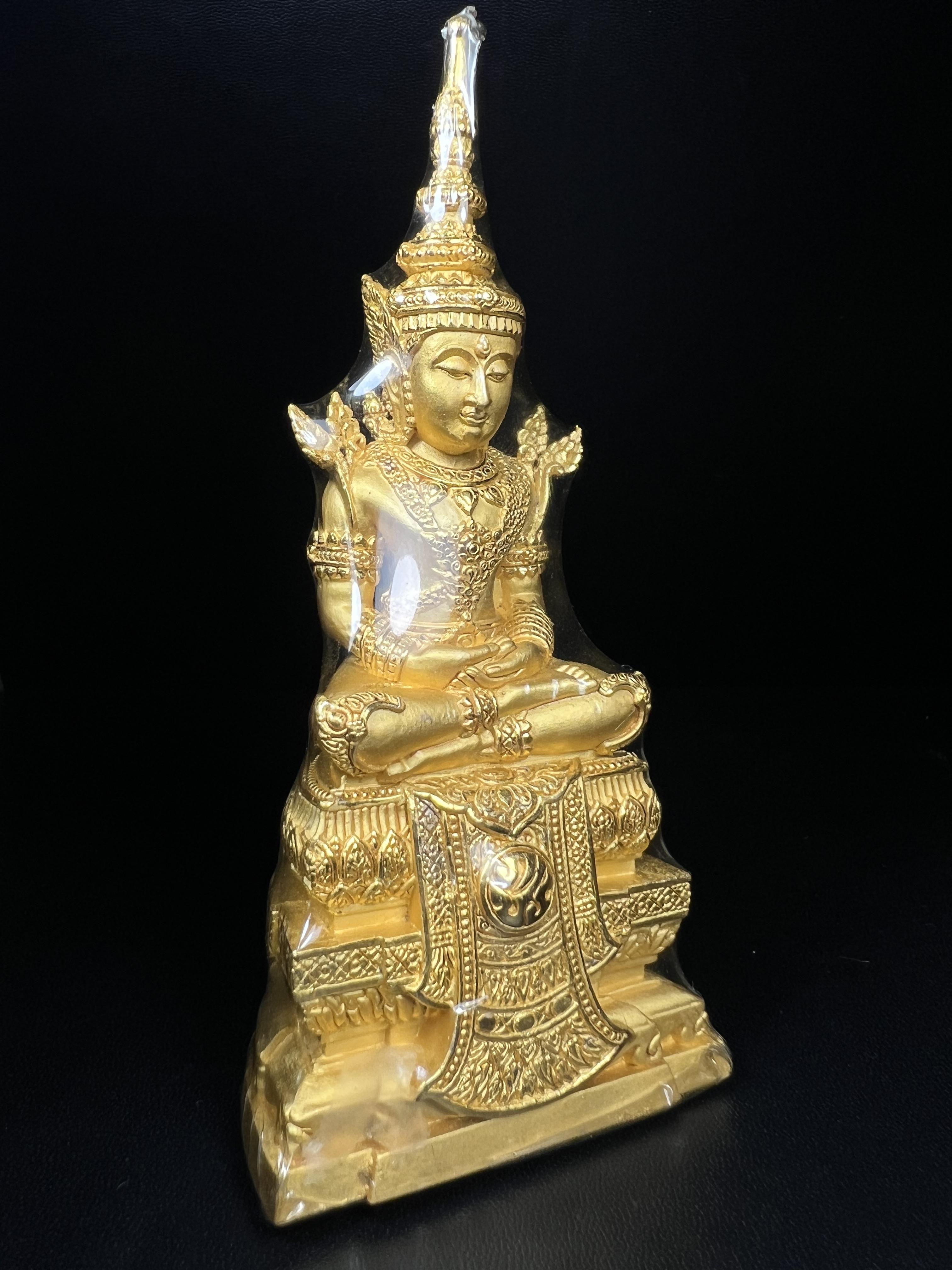 พระแก้วมรกต ภปร. ปี2547 จัดสร้างโดย โรงพยาบาลภูมิพลฯ กรมแพทย์ทหารอากาศ ขนาดบูชาหล่อลอยองค์หน้าตัก 2 นิ้ว เนื้อทองคำบริสุทธิ์ 99.99% องค์พระซีนเดิมสวยคงสภาพเดิม(สวยงามและหายากมาก)(1ใน 1000 องค์)