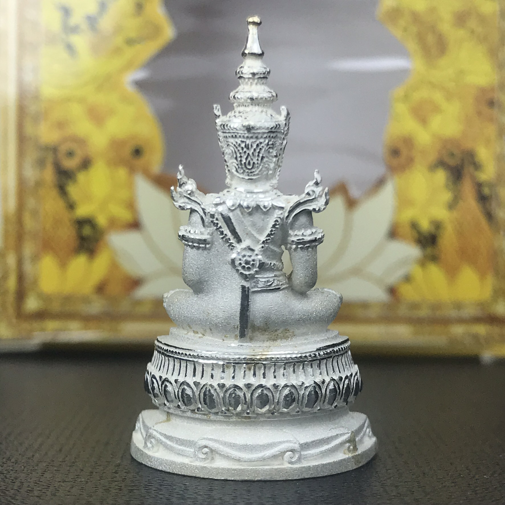 พระแก้วมรกต(จำลอง)ลอยองค์ ขนาดหน้าตัก 1/2 นิ้ว ทรงเครื่องฤดูร้อน เนื้อเงิน ตราสัญลักษณ์ฉลองสิริราชสมบัติ ครบ 60 ปี พ.ศ.2549(สภาพสวย ครบ สมบูรณ์))