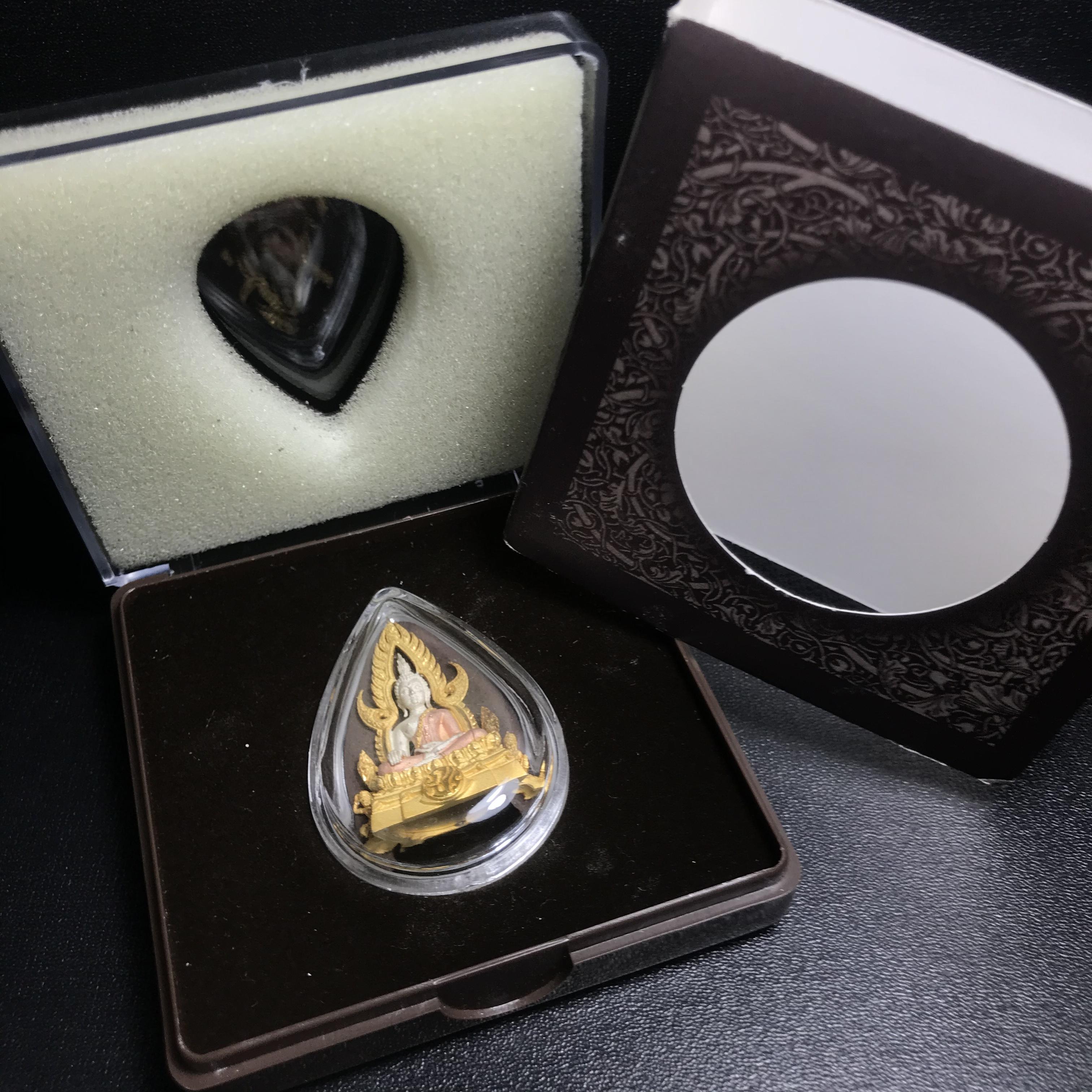 พระพุทธชินราช ภปร. โครงการ "เพราะแผ่นดินนี้ คือ แผ่นดินเกิด" ปี2548(รุ่นแรก) ลอยองค์ หน้าตัก 1/2 นิ้ว เนื้อเงินสามกษัตริย์