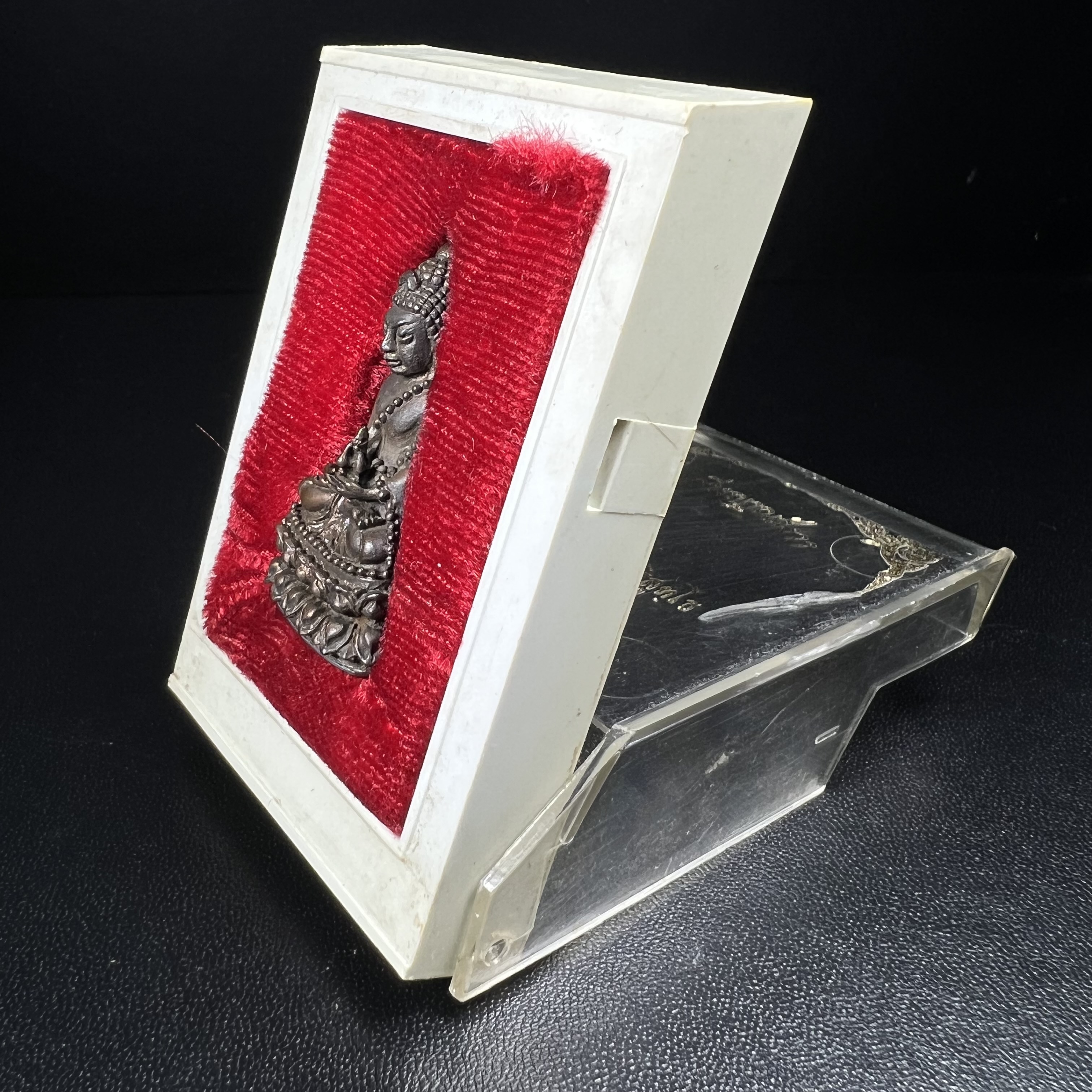 พระกริ่งญาณสังวร(พระกริ่ง ญส.)ปี 2519 เนื้อนวโลหะก้นเงิน สมเด็จพระญาณสังวรและหลวงพ่อคูณ ปริสุทโธ จับสายสูตรร่วมกันในพิธีเททอง ณ อุโบสถวัดบวรนิเวศวิหาร(พิธีใหญ่ เจตนาดี หลวงปู่โต๊ะร่วมปลุกเสก)(สภาพสวยเดิมนอนคากล่องบรรจุเดิมแบบนี้ไม่ควรพลาด)หายาก1ใน2999องค์