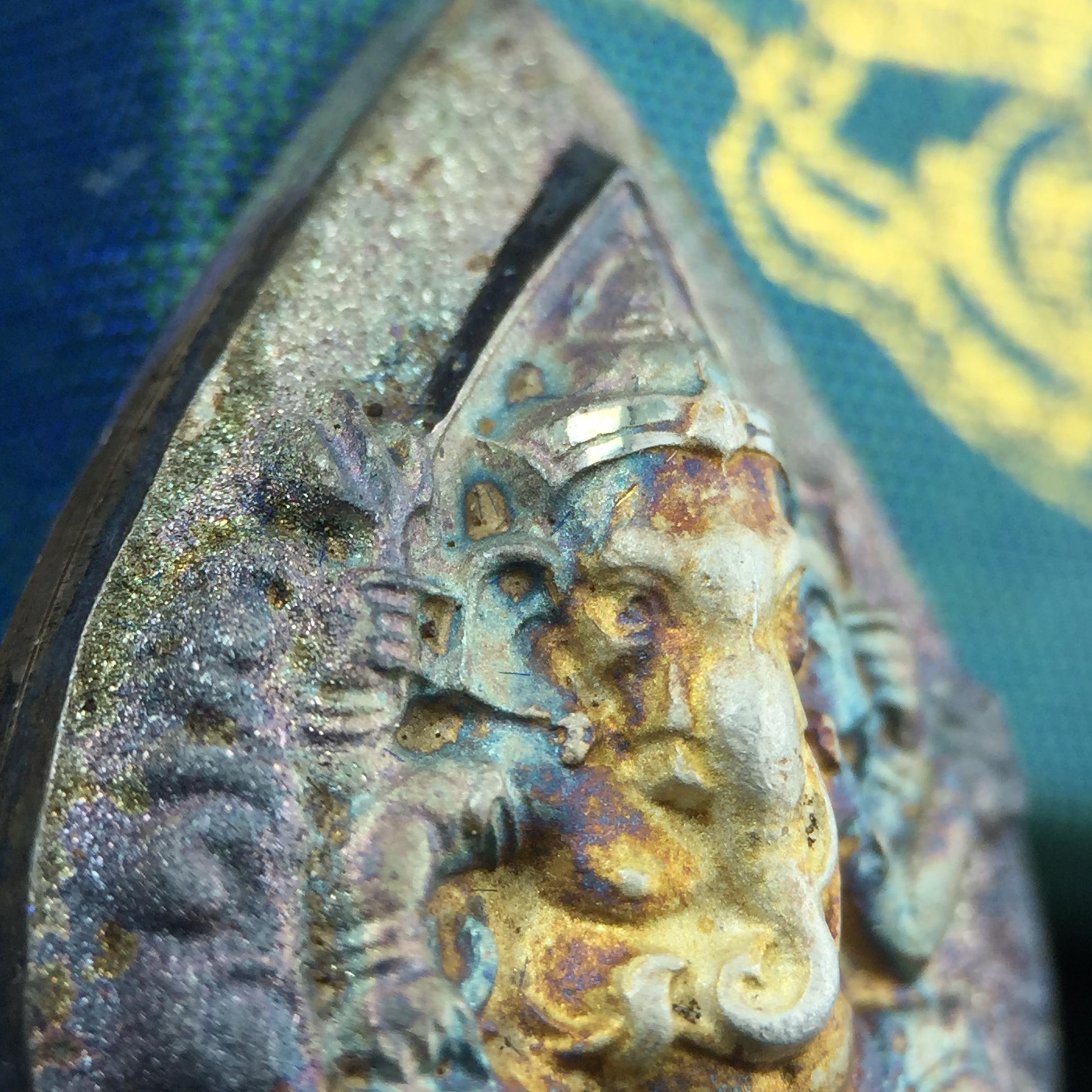 เหรียญพระพิฆเนศวร ญสส. ชุดกาญจนาภิเษกครองราชย์ 50 ปี พุทธศักราช 2538 พิมพ์ใหญ่(2.9 ซม.) เนื้อเงินผิวเดิมกลับดำขึ้นสีรุ้งเข้มขลังงดงามธรรมชาติสร้างสรรค์ สภาพสวยเดิมพร้อมกล่องบรรจุเดิม ตอกโค๊ดหมายเลขกำกับ(1ใน 5539องค์)