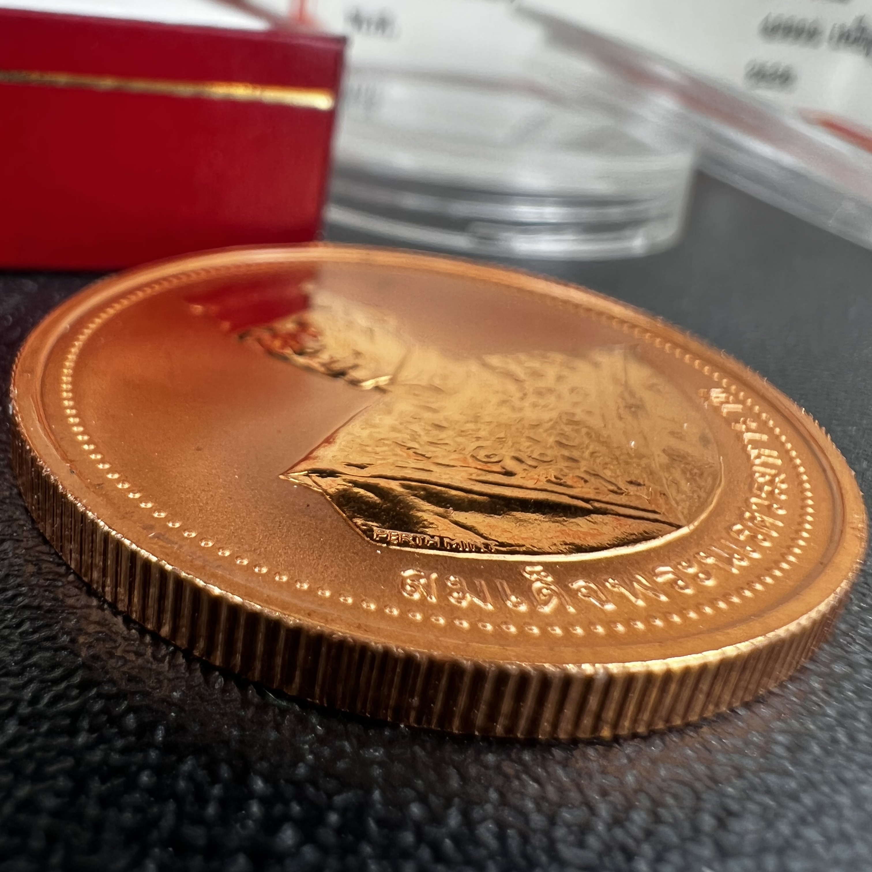 เหรียญสมเด็จพระนเรศวรมหาราช-พระพุทธชินราช รุ่นกองทุนสร้างอาคารเรียนวิทยาลัยสงฆ์ วัดพระศรีรัตนมหาธาตุ ปี 2536 เนื้อทองแดงขัดเงา บล็อกนอก เพิร์ธ ประเทศออสเตรเลีย(PERTH MINT)กล่องบรรจุเดิมใบรับรองพร้อมสวยงาม