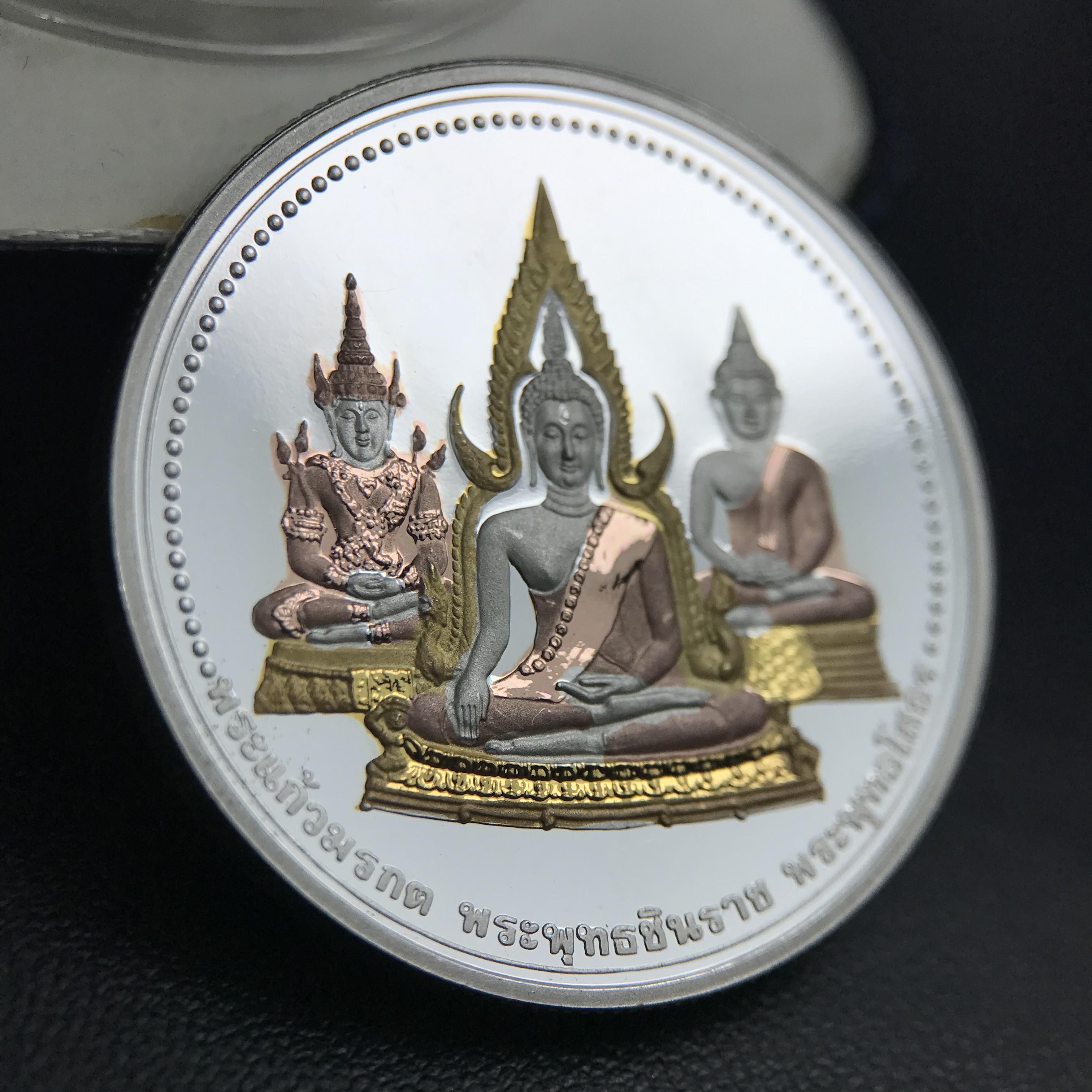 เหรียญพระแก้วมรกต พระพุทธชินราช พระพุทธโสธร รุ่นพุทธบารมี ปี 2540 เนื้อเงินขัดเงา 99.9% ชุบ 3 กษัตริย์ พร้อมกล่องและใบรับรองเดิม พิธีพุทธาภิเษก 2 พิธีมหามงคล(พระพุทธคู่บ้านคู่เมือง รูปแบบเหรียญสวยงดงามมาก พิธีใหญ่ เป็นที่นิยม)สร้างน้อยหายาก 1 ใน500 เหรียญ