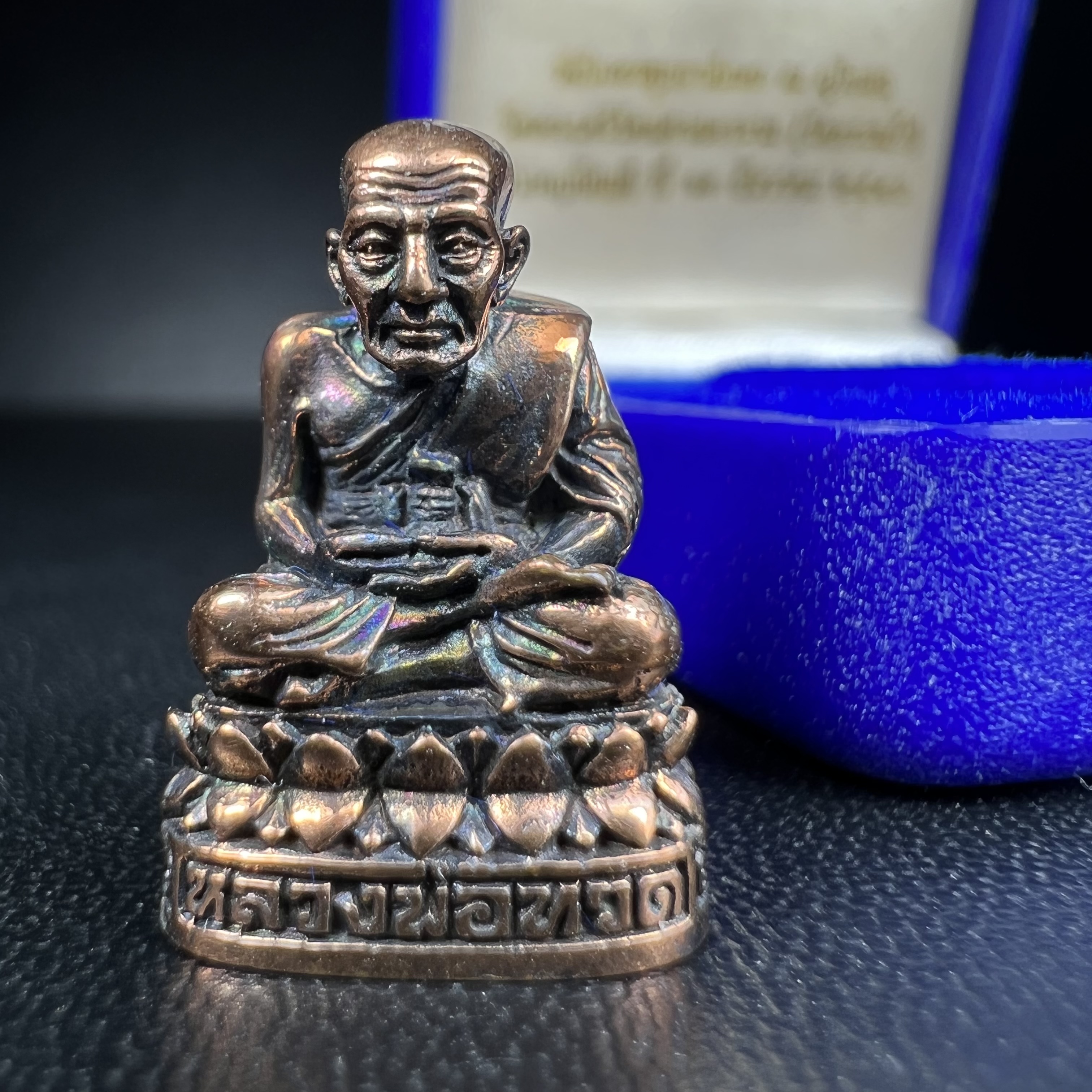 รูปเหมือนหล่อลอยองค์หลวงปู่ทวด รุ่น 111ปี กระทรวงกลาโหม เนื้อนวโลหะรมดำ-ปัดเงา ปี2540 พิธีใหญ่ สภาพสวย เข้มขลัง นิยม พร้อมกล่องบรรจุเดิม