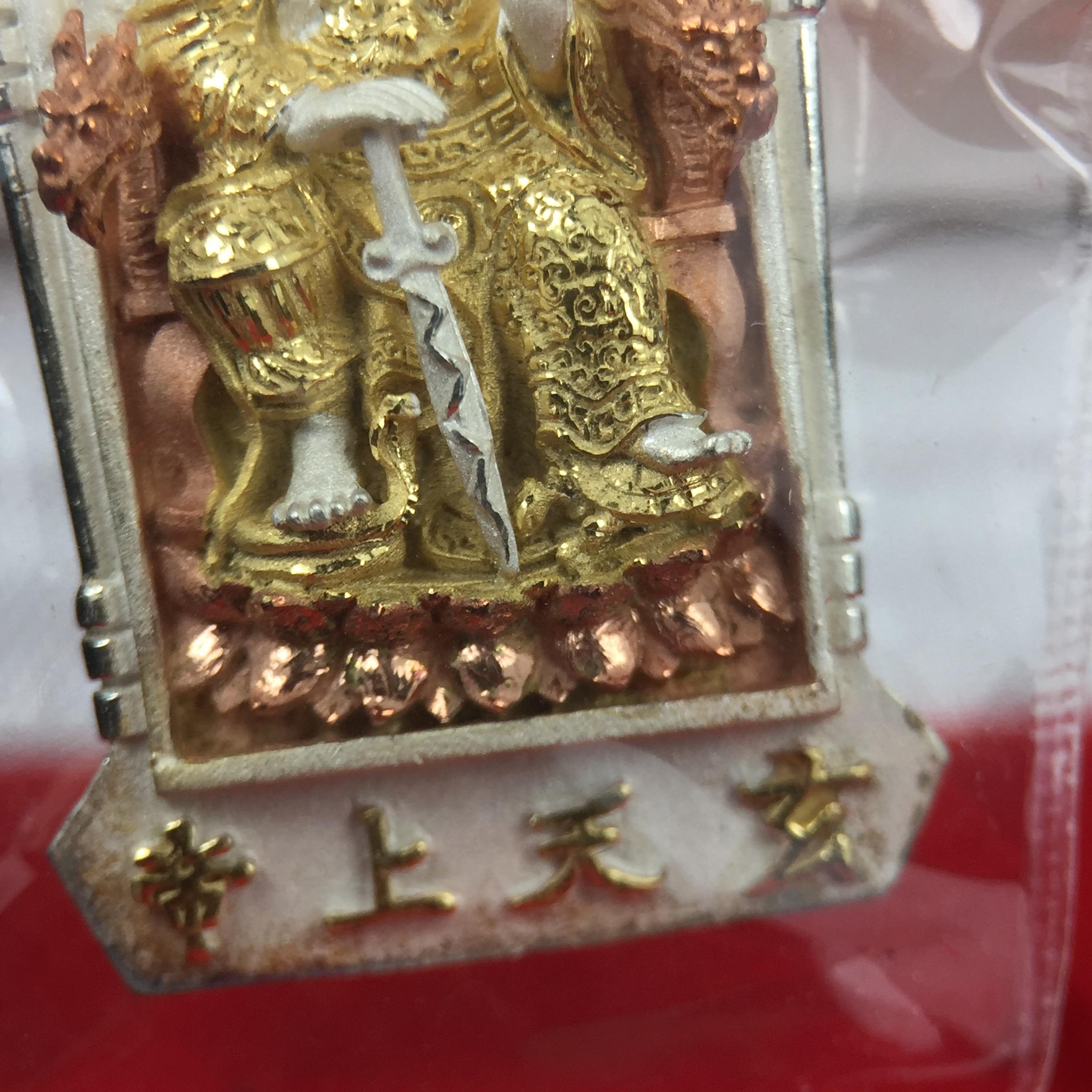 เหรียญรูปเหมือนเจ้าพ่อเสือ (ตั่วเหล่าเอี๊ย)รุ่นสองแผ่นดิน ปี 2542 หลัง ตราสัญลักษณ์ ภปร. 6รอบ 72 พรรษาในหลวงรัชกาลที่9 เสือคาบดาบ เหรียญหล่อ 3 มิติ เนื้อเงินสามกษัตริย์ พิมพ์ใหญ่ ปลุกเสก ณ วัดมังกรกมลาวาส(เล่งเน่ยยี่)สภาพสวยซีนซองเดิมกล่องครบเดิม