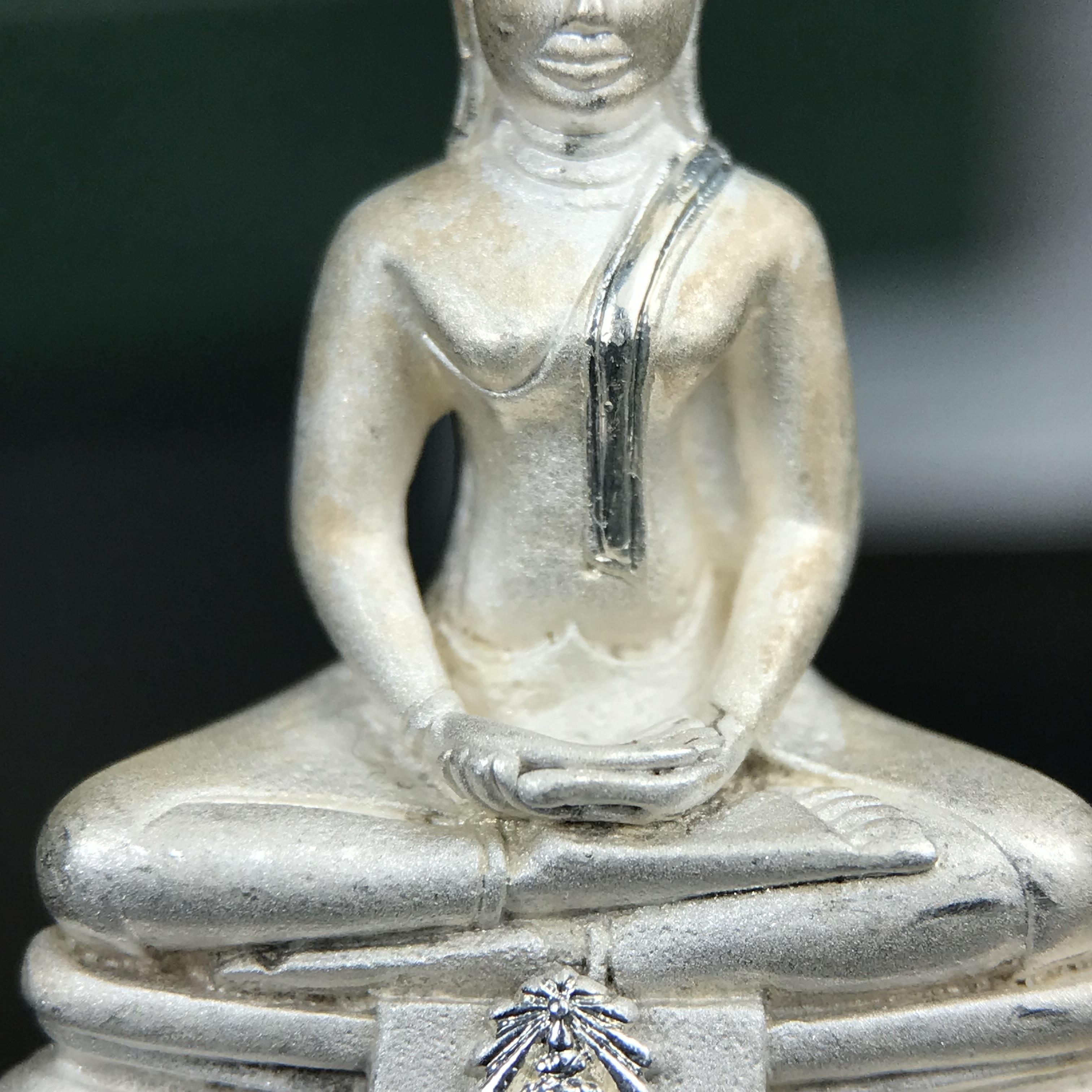 พระพุทธโสธร ภปร. รุ่นย้อนยุค สร้างพระอุโบสถ สมาคมชาวฉะเชิงเทรา จัดสร้าง ปี 2539 วโรกาสครองสิริราชสมบัติครบ 50 ปี เนื้อเงินทรายนวลขัดเงาบางส่วน พร้อมกล่องบรรจุและใบรับรองเดิม