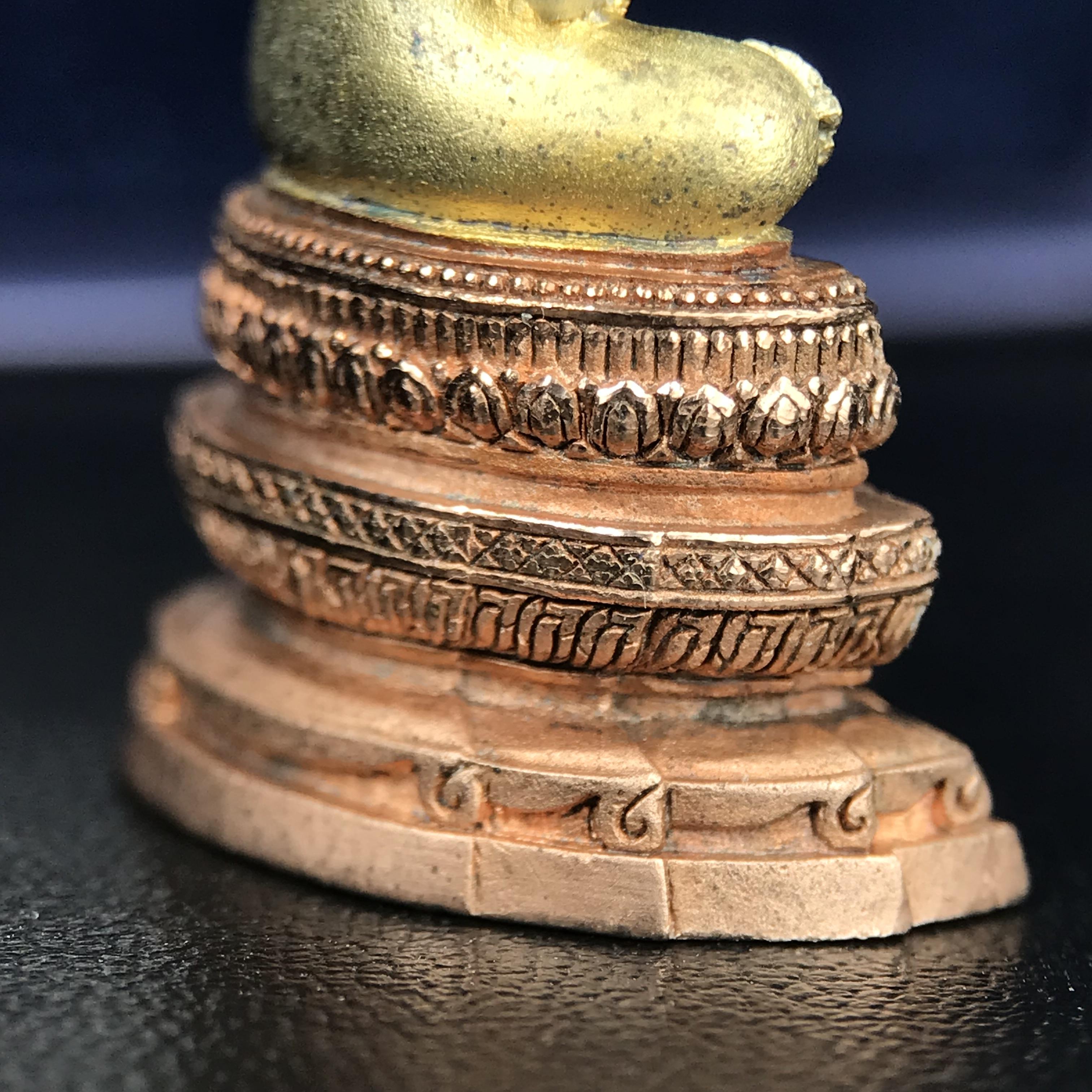 พระแก้วมรกต ภปร. ปี 2547 จัดสร้างโดยโรงพยาบาลภูมิพลอดุลยเดช เนื้อเงิน(3 กษัตริย์) ลอยองค์ หน้าตัก 1/2 นิ้ว สูง 3.7 ซม.พิธีมหามังคาภิเษก ณ พระอุโบสถวัดพระศรีรัตนศาสดาราม(วัดพระแก้ว) งดงามทรงคุณค่าอีกหนึ่งรุ่นยอดนิยม หายาก(องค์หมายเลข ๑๔๑๔)