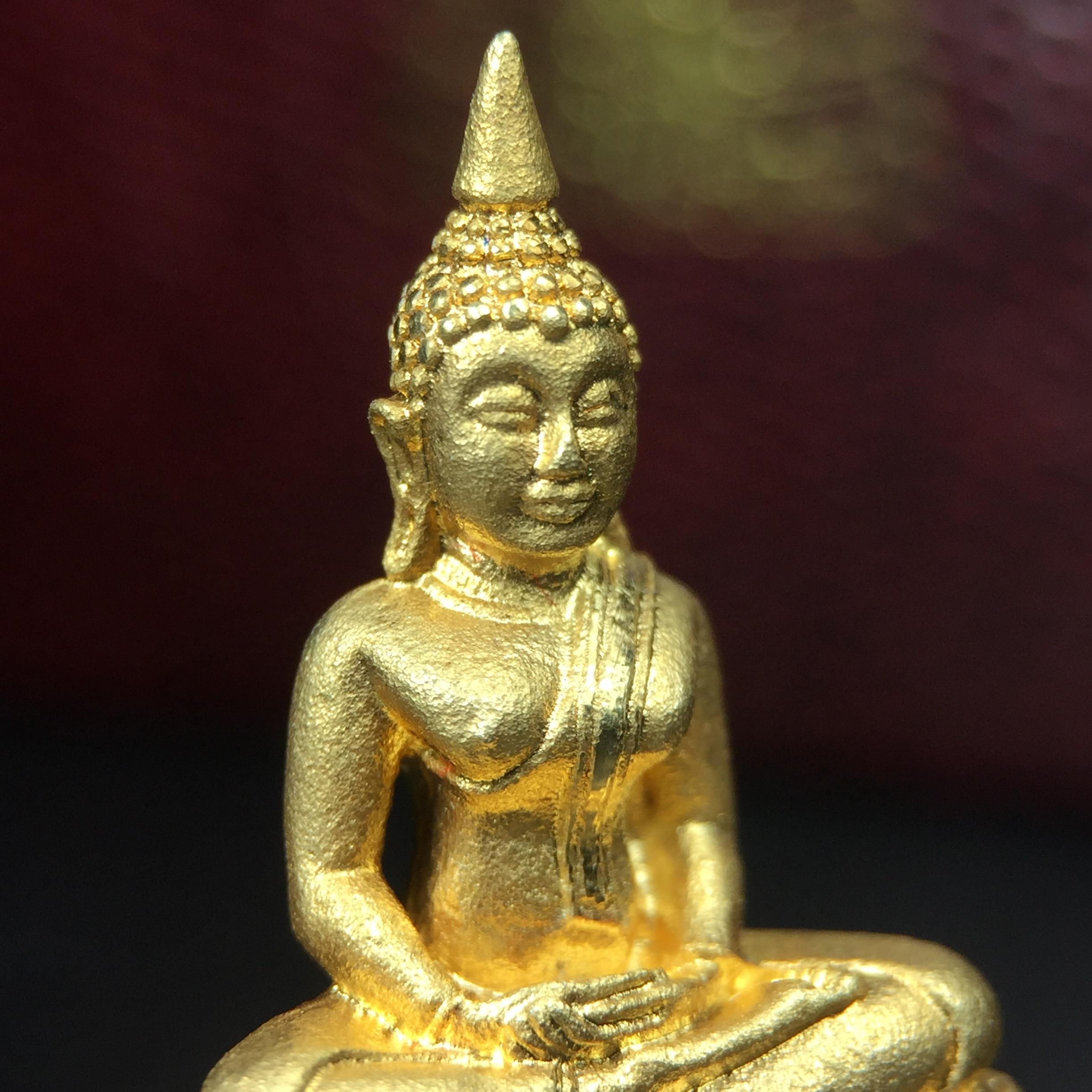 พระพุทธโสธร(หลวงพ่อโสธร) รุ่นสร้างอุโบสถ ปี2539 เนื้อเงิน(ชุบทองพ่นทรายขัดเงาบางส่วน สวยดุจทองคำ) ลอยองค์พิมพ์ใหญ่ สภาพสวยกล่องบรรจุเดิมครบสมบูรณ์(แบบนี้หายาก)(งานแพรนด้า จิวเวลรี่)สวยงดงาม