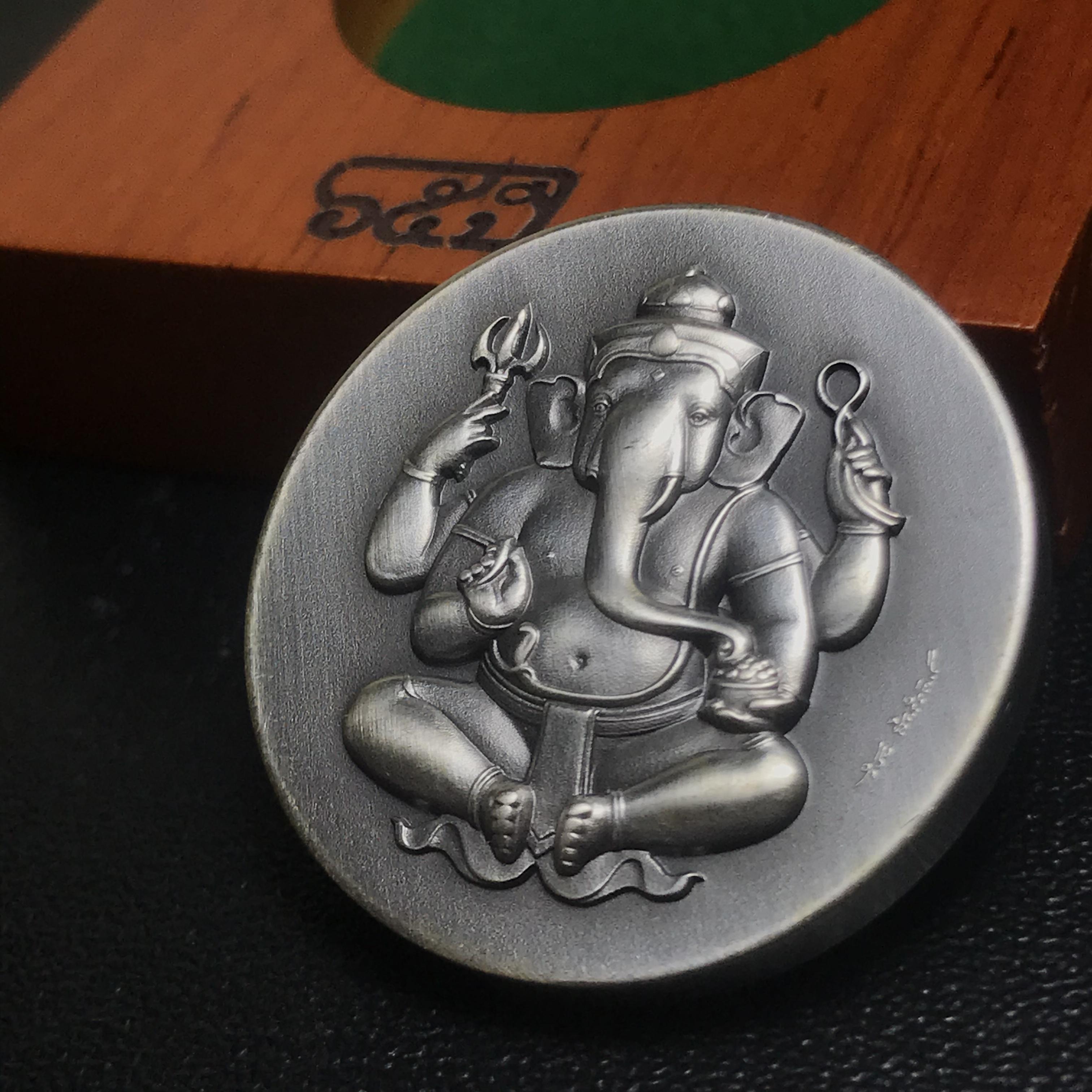 เหรียญพระพิฆเนศวร 65 ปี คณะจิตรกรรม มหาวิทยาลัยศิลปากร ปี2551 เนื้อเงินรมดำ ขนาด 28 มม. (ผลิตแบบ HandMade จากประเทศเยอรมนี)1 ใน 1000 เหรียญ