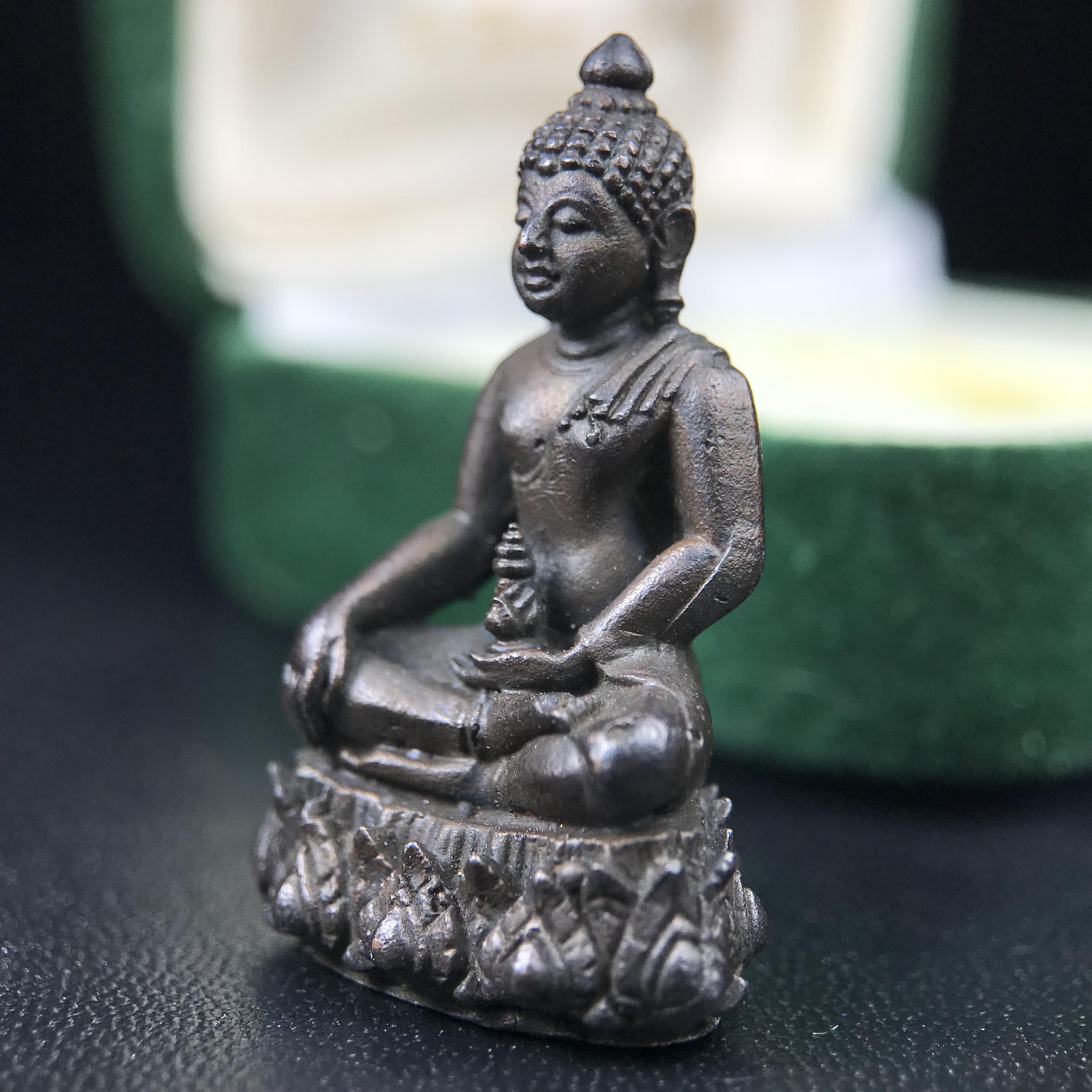 พระกริ่งวาสนา(รุ่นแรก) 80 พรรษา สมเด็จพระสังฆราช (วาสน์) วัดราชบพิธฯ ปี2521 เนื้อนวโลหะ(ตอกโค๊ตพระปิดตา) โดยมีหลวงปู่โต๊ะ วัดประดู่ฉิมพลีร่วมปลุกเสก พร้อมกล่องบรรจุเดิม(รุ่นแรก คอตั้งตรงได้สัดส่วน หายาก)