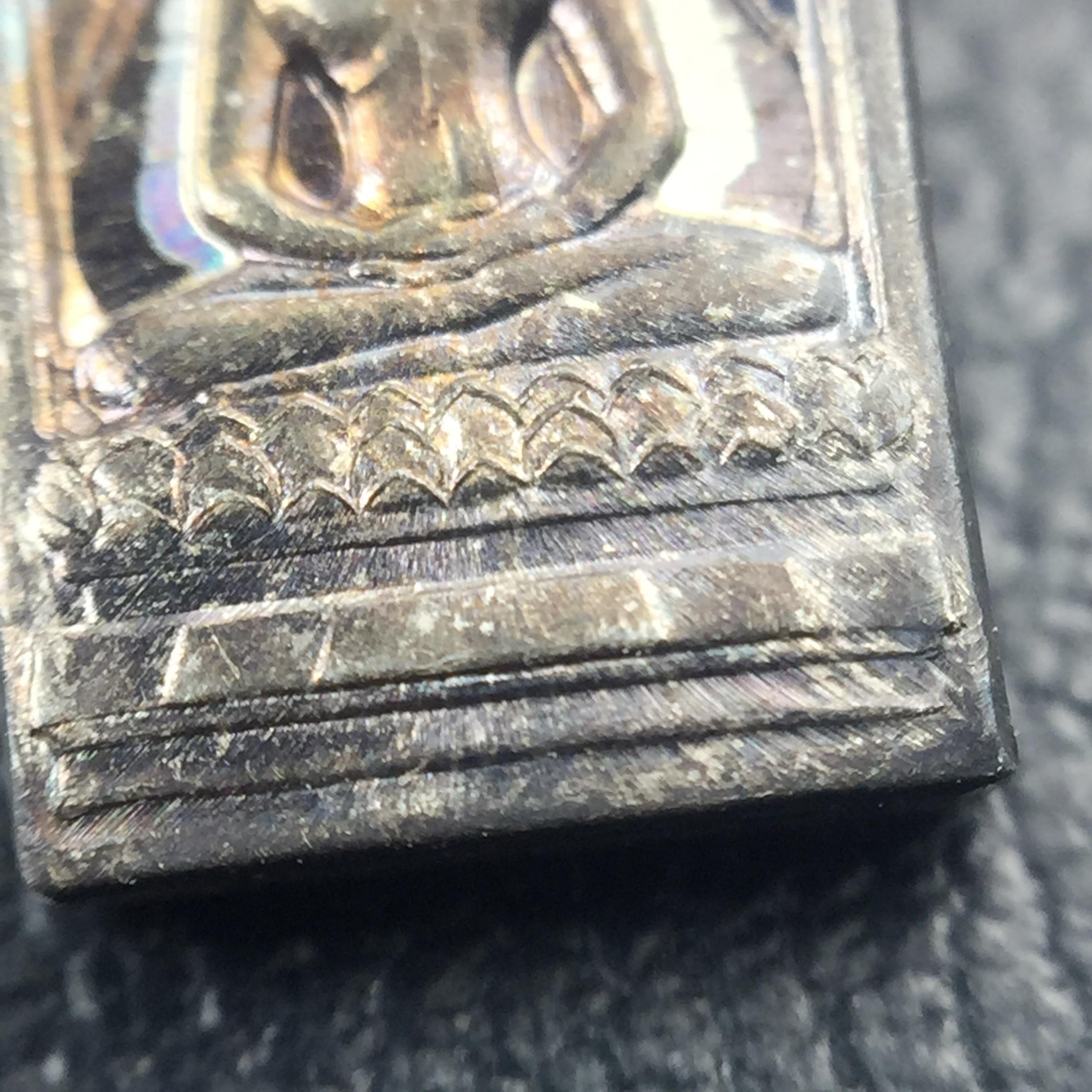 พระปรกใบมะขาม พระพุทธสิหิงค์ ภปร. ธรรมศาสตร์ 50ปี เนื้อเงิน(ตอกสองโค๊ด ผ่านสองพิธีวาระ 50ปีและ60ปี หายากนิยม)(คัดสภาพสวย)(ในหลวงรัชกาลที่9 เสด็จเททอง)(พระปรกใบมะขาม ภปร. รุ่นแรก)(พิธีใหญ่ เกจิที่มีชื่อเสียงมาร่วมปลุกเสกจำนวนมาก ชนวนมาลสารเก่าเข้มขลัง )