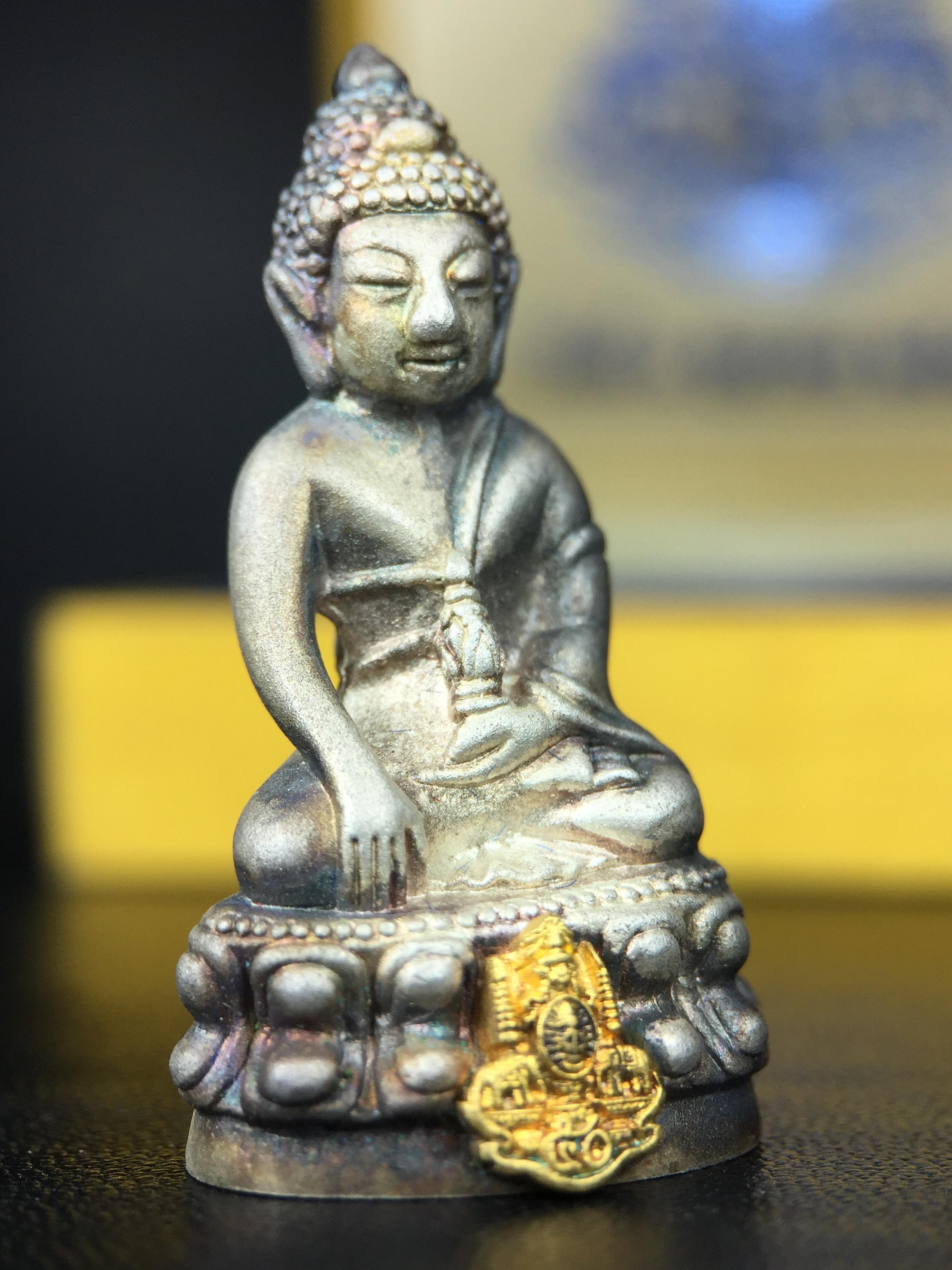 พระกริ่งสมเด็จญาณ วัดบวรนิเวศวิหาร เนื้อเงินบริสุทธิ์ 92.5% ตรากาญจนาภิเษกทองคำ(เนื้อทองคำแท้) พระราชทานแจกเมื่อ 3 ตุลาคม 2538 จัดสร้างในวโรกาส สมเด็จพระญาณสังวร สมเด็จพระสังฆราช ฉลองพระชนมายุครบ 82 พรรษา และฉลองครองราชสมบัติครบ 50 ปี รัชกาลที่ 9(หายาก)