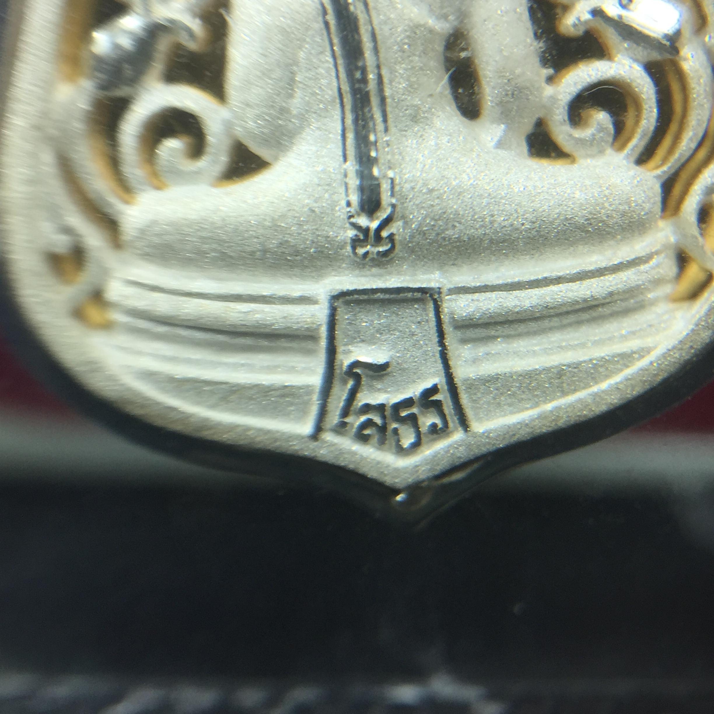 เหรียญหล่อฉลุลายพระพุทธโสธรทรงอาร์มลายกนก เนื้อเงินบริสุทธิ์พ่นทรายนวลขัดเงา(แผ่นกลางทองคำ) พิมพ์เล็ก สูง 2.1 ซม. รุ่น "ทูลเกล้ามหามงคล" ปี 2544(สภาพคัดสวยซีนซองเดิมกล่องบรรจุเดิมครบสมบูรณ์)