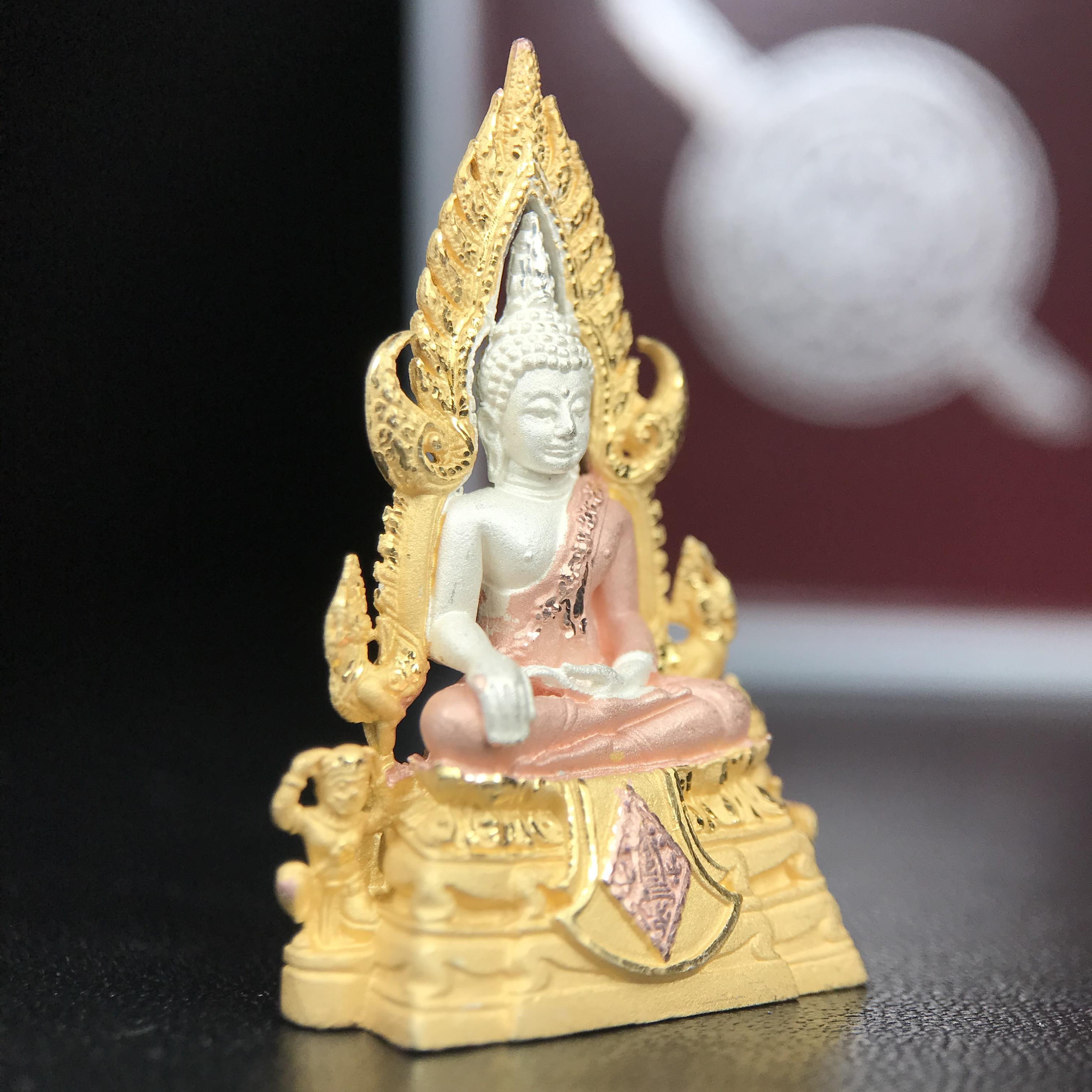 พระพุทธชินราช รุ่น ประวัติศาสตร์ มูลนิธิเพื่อตำรวจไทยจัดสร้าง ปี 2562 เนื้อเงินชุบสามกษัตริย์ขัดเงา พิมพ์พระพุทธชินราช ลอยองค์ แบบจิวเวอร์รี่(ขนาดสูง 3.5 ซม.) (สภาพ สวย ซีนซองเดิม กล่องบบรรจุเดิมครบสมบูรณ์)1 ใน 1999 องค์)