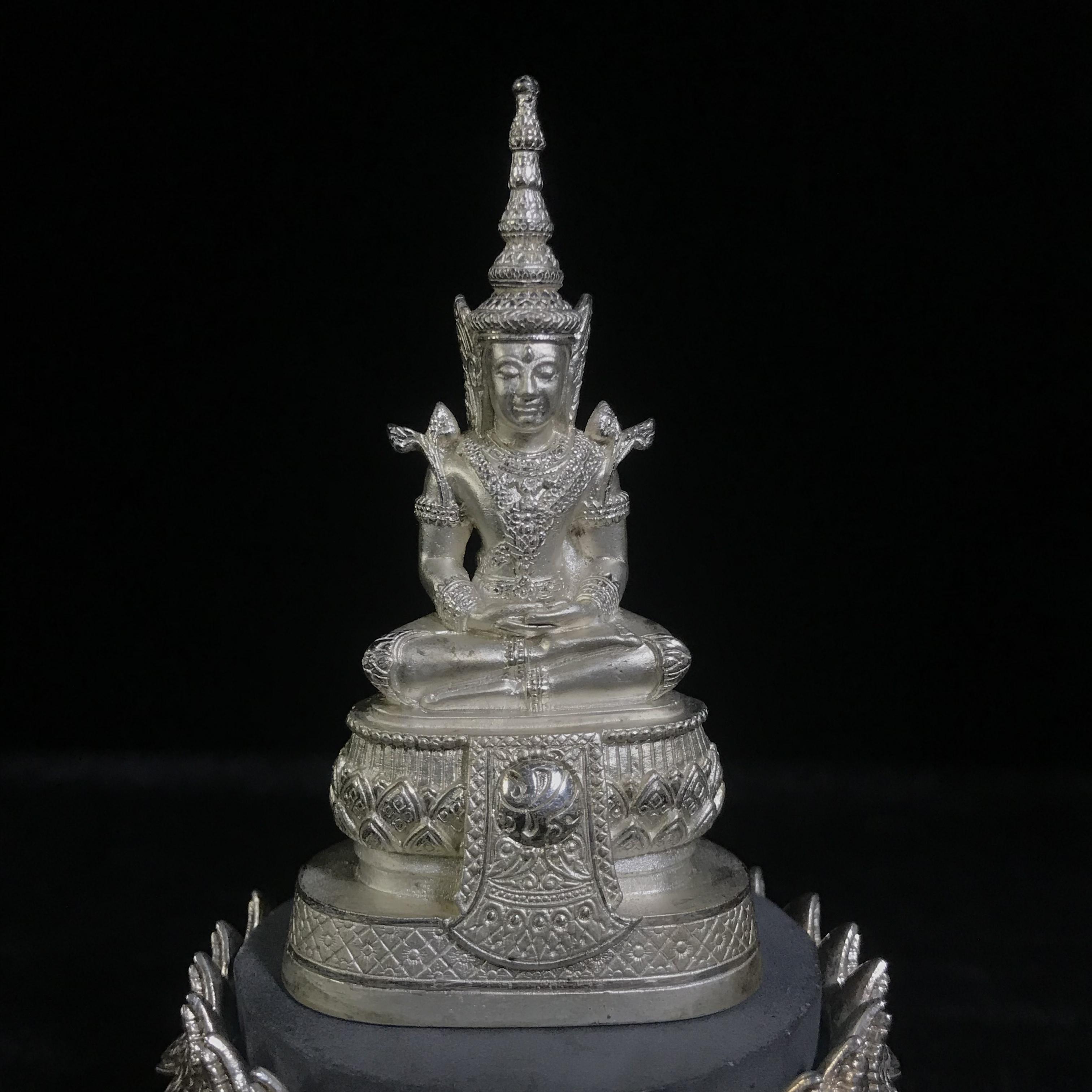 พระแก้วมรกต ภปร.(รุ่นแรก) ปี2545 รุ่นฉลองกรุงรัตนโกสินทร์ครบ 220 ปี หล่อลอยองค์ เนื้อเงิน ขนาดบูชา 50*90 มม. พร้อมฐานวางครอบแก้วเดิม(สวยงามและหายากมาก)(1ใน3000องค์)