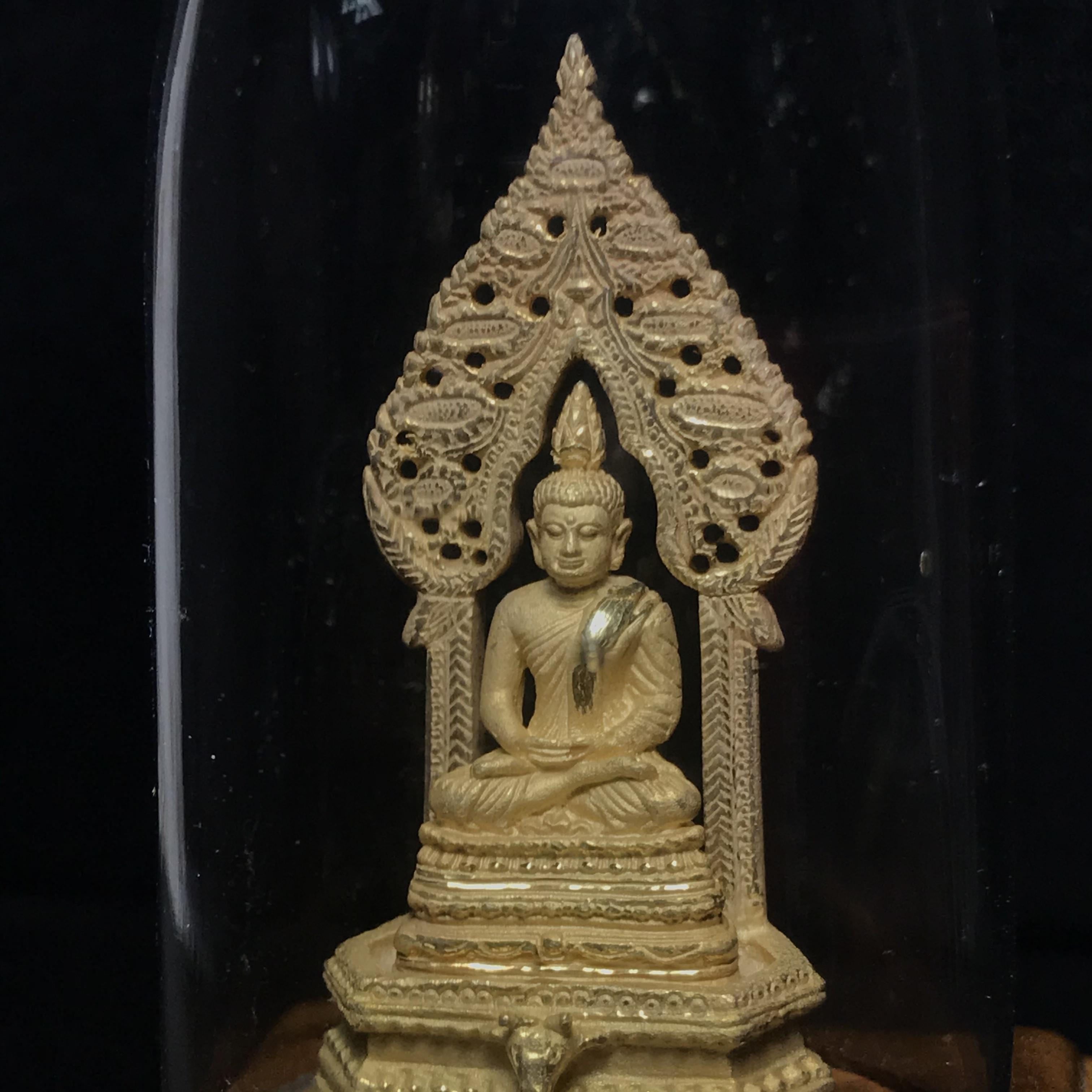 พระบูชาตั้งหน้ารถ พระนิรันตราย เนื้อโลหะพ่นทรายทอง ปี 2548 พิธีวัดบวรนิเวศ มาพร้อมครอบแก้วและฐานไม้สักเดิมๆ
