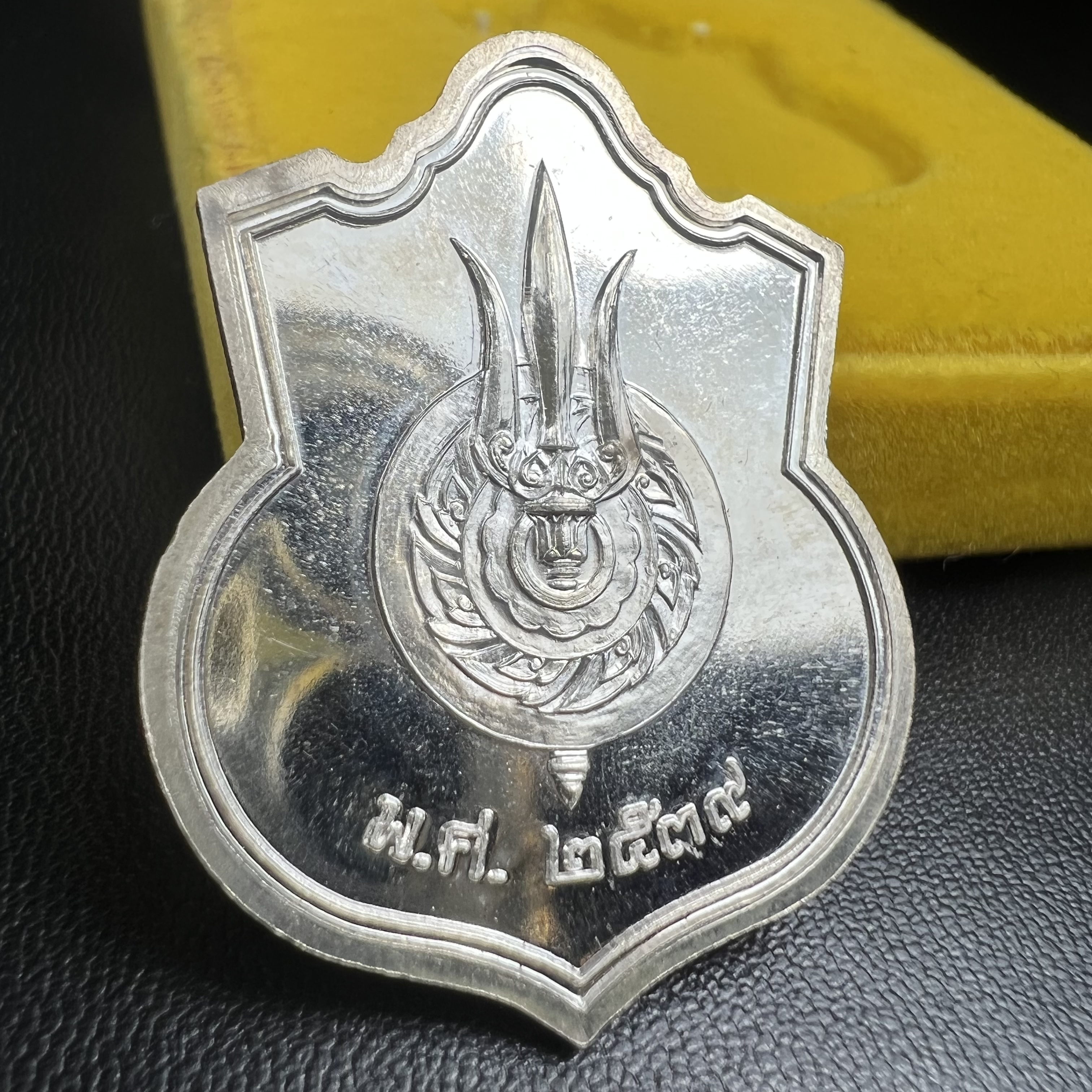 เหรียญพระบาทสมเด็จพระเจ้าอยู่หัว รัชกาลที่9ประทับนั่งบัลลังก์ กระทรวงมหาดไทยจัดสร้าง ปี2539 เนื้อเงินกล่องบรรจุเดิมสภาพสวย เนื้อเงินผิวกระจก สวยเดิม แบบนิยม หายาก