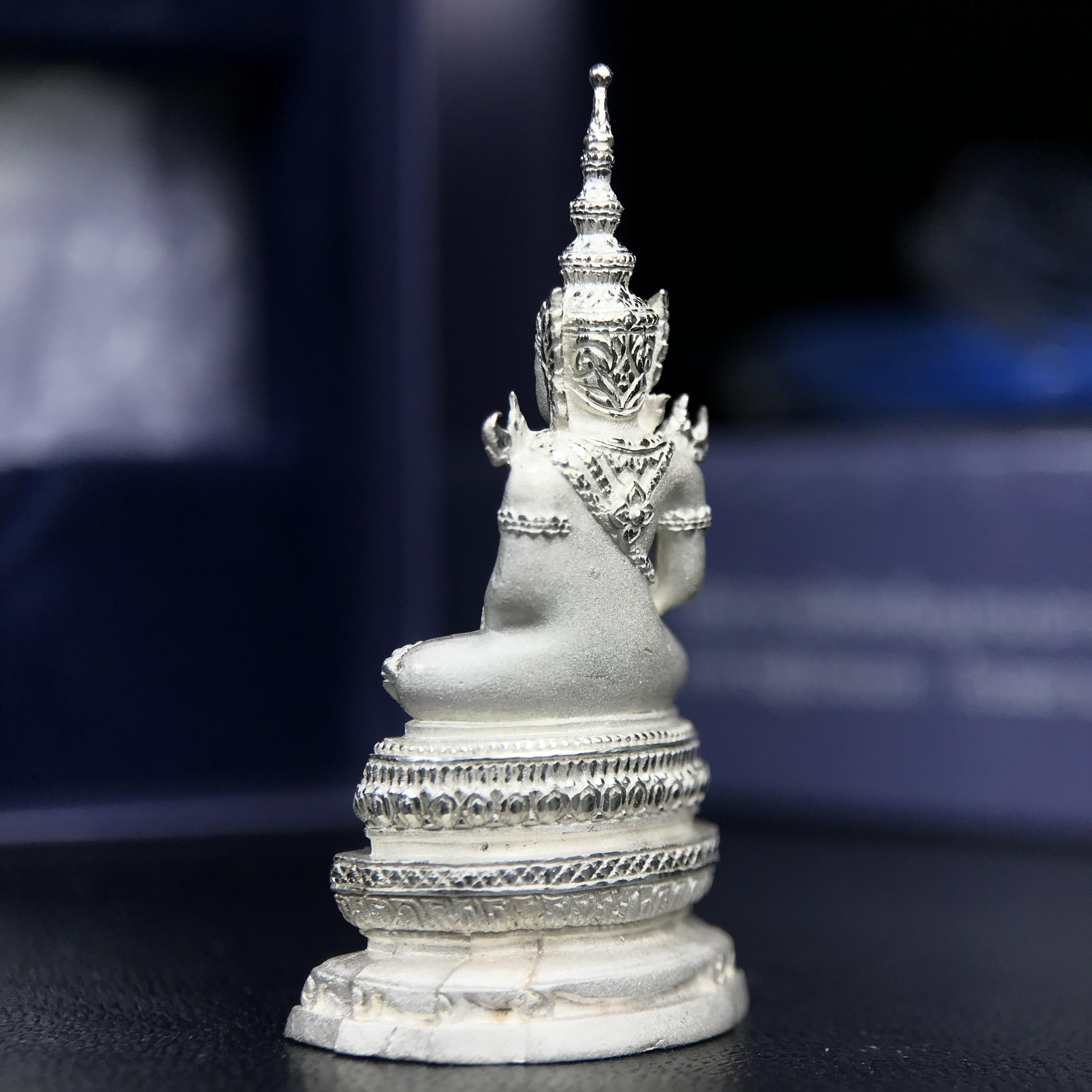 พระแก้วมรกต ภปร. ปี 2547 จัดสร้างโดยโรงพยาบาลภูมิพลอดุลยเดช เนื้อเงิน ลอยองค์ สูง 3.7 ซม. หน้าตัก 1/2 นิ้ว พิธีมหามังคาภิเษก ณ พระอุโบสถวัดพระศรีรัตนศาสดาราม(วัดพระแก้ว) งดงามทรงคุณค่าอีกหนึ่งรุ่นยอดนิยม หายาก(หมายเลขสวย ๑๔๙๙)(1ใน3000องค์)