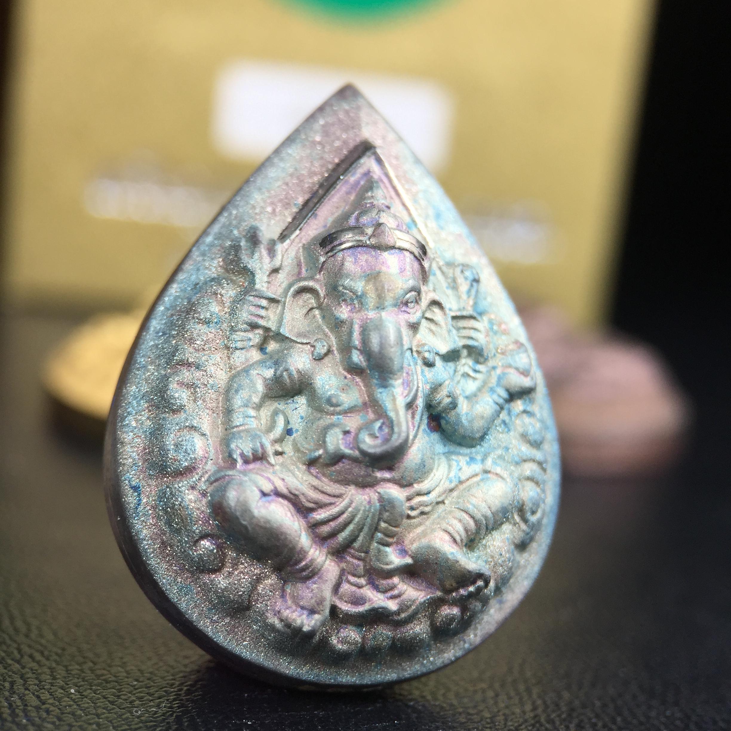 เหรียญพระพิฆเนศวร ญสส. ชุดกาญจนาภิเษกครองราชย์ 50 ปี พุทธศักราช 2538 วัดบวรนิเวศวิหาร ชุดทองคำพิมพ์ใหญ่(2.9 ซม.)(เนื้อทองคำ+เนื้อเงิน+เนื้อทองทิพย์) สภาพสวยเดิมพร้อมกล่องบรรจุเดิม ตอกโค๊ดหมายเลขกำกับ 634(พิธีใหญ่ พุทธศิลป์งดงาม)(นิยมหายาก)1 ใน 939 ชุด