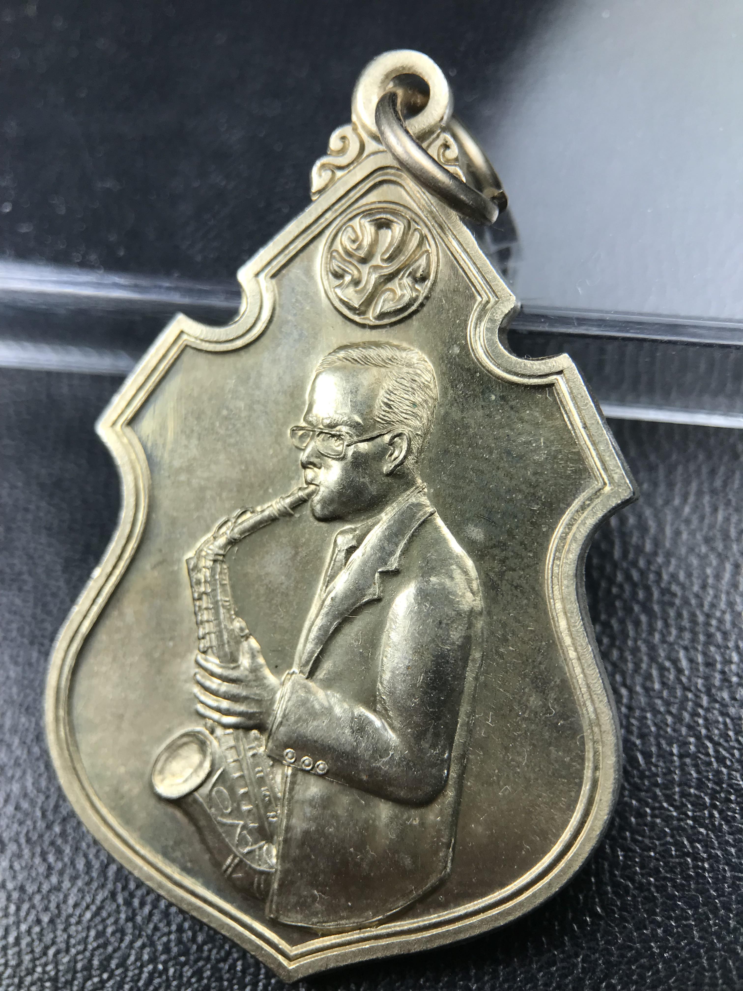 เหรียญครอบครูช่างหลวง(ในหลวงทรงดนตรี) เนื้ออัลปาก้า ปี 2550(หายาก)สุดยอดแห่งความหายากมีหมุนเวียนให้เห็นน้อยมากเป็นอีกหนึ่งรุ่นยอดนิยมของเสด็จพ่อร.9เหรียญนี้สวยมากผิวน้ำทองทั่วทั้งเหรียญ