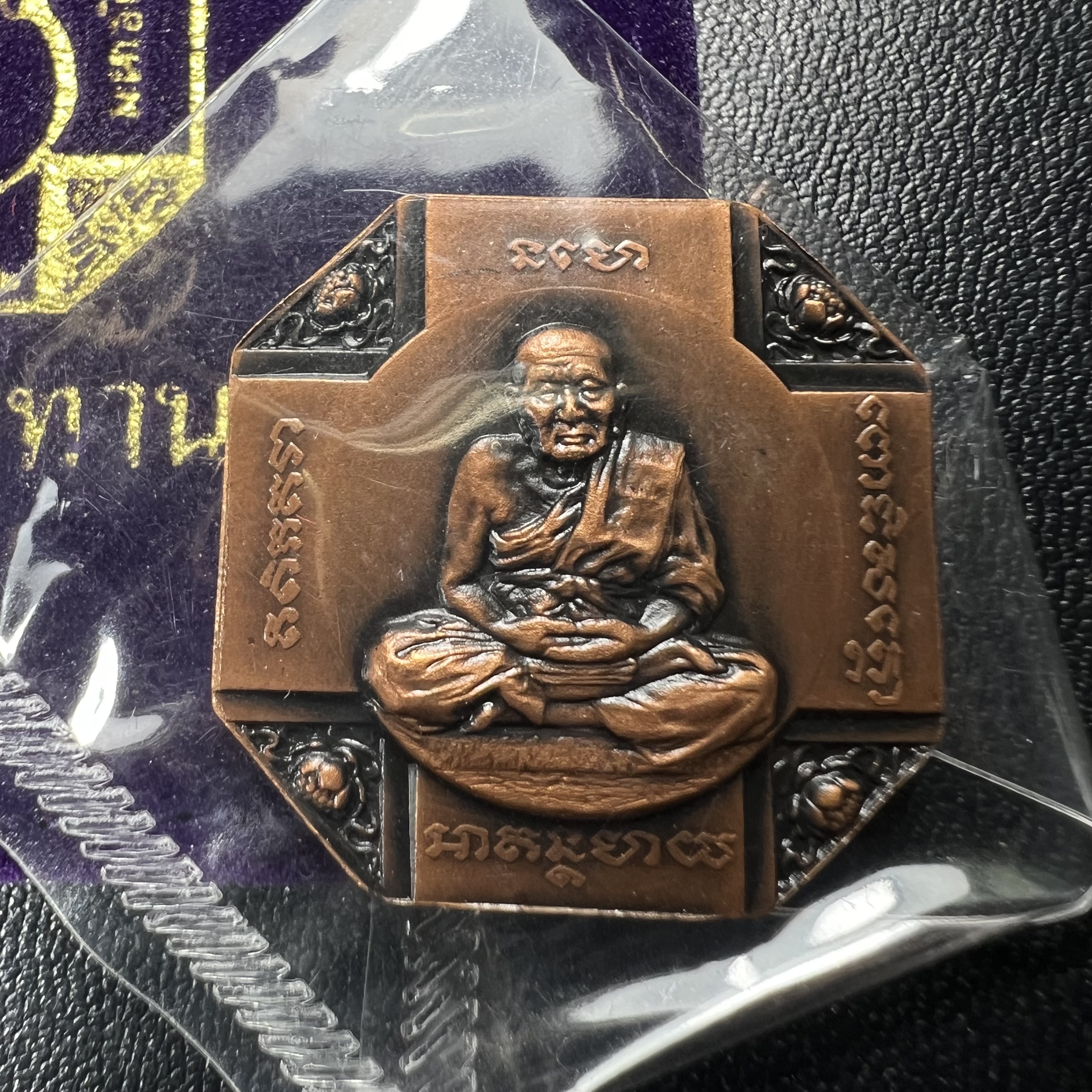 เหรียญหลวงพ่อทวด รุ่นสมเด็จเจ้าฟ้ามหาจักรี 48พรรษา โดยสภากาชาดไทย ปี2546 เหรียญบรอนซ์พ่นทราย(เพื่อพระราชทานตามพระราชอัธยาศัย) ขนาด 2.8 ซม.พร้อมซีนซองถุงบรรจุเดิมครบสวยงาม(เหรียญจัดสร้างเนื้อพิเศษเป็นรูปแบบพระราชทาน ไม่มีในรายการสั่งจอง หายาก)