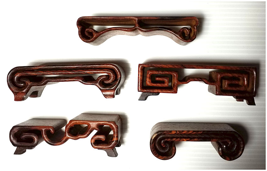 กี๋หรือฐานไม้ ขนาดเล็กๆ อันละ