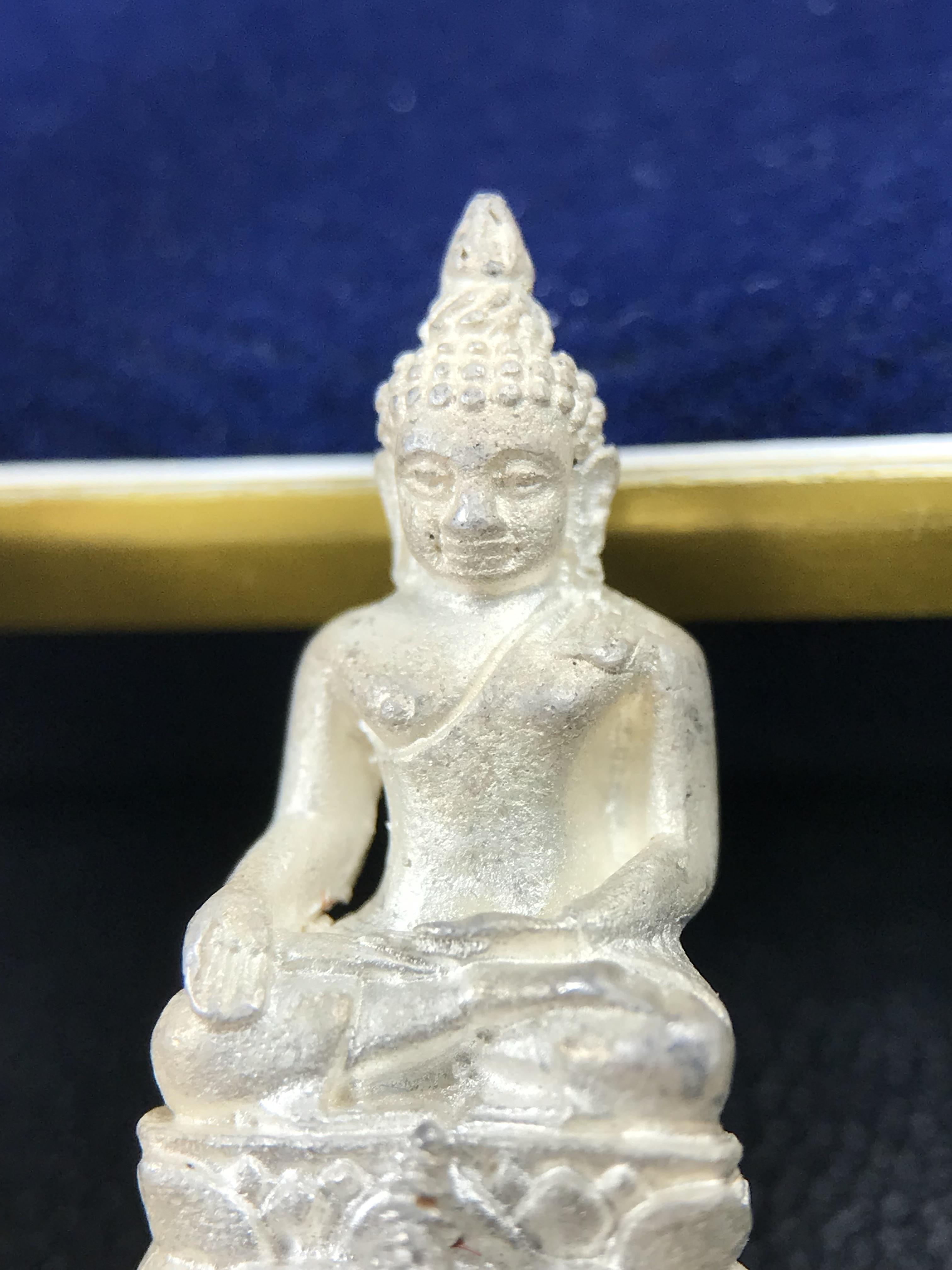 พระกริ่ง-พระชัยวัฒน์ ไพรีพินาศ ญสส.รุ่น นวฤทธิ์โภคทรัพย์ ปี 2544 อุดผงพุทธคุณ บรรจุมวลสารจิตรลดา และเส้นพระเกศาของสมเด็จพระญาณสังวร พระสังฆราชฯ พร้อมกล่องบรรจุเดิม เนื้อเงิน ก้นทองคำ(พิมพ์กรรมการ)ชุดหมายเลข ๒(1ใน 89 ชุด) หายากพบเจอน้อยมาก