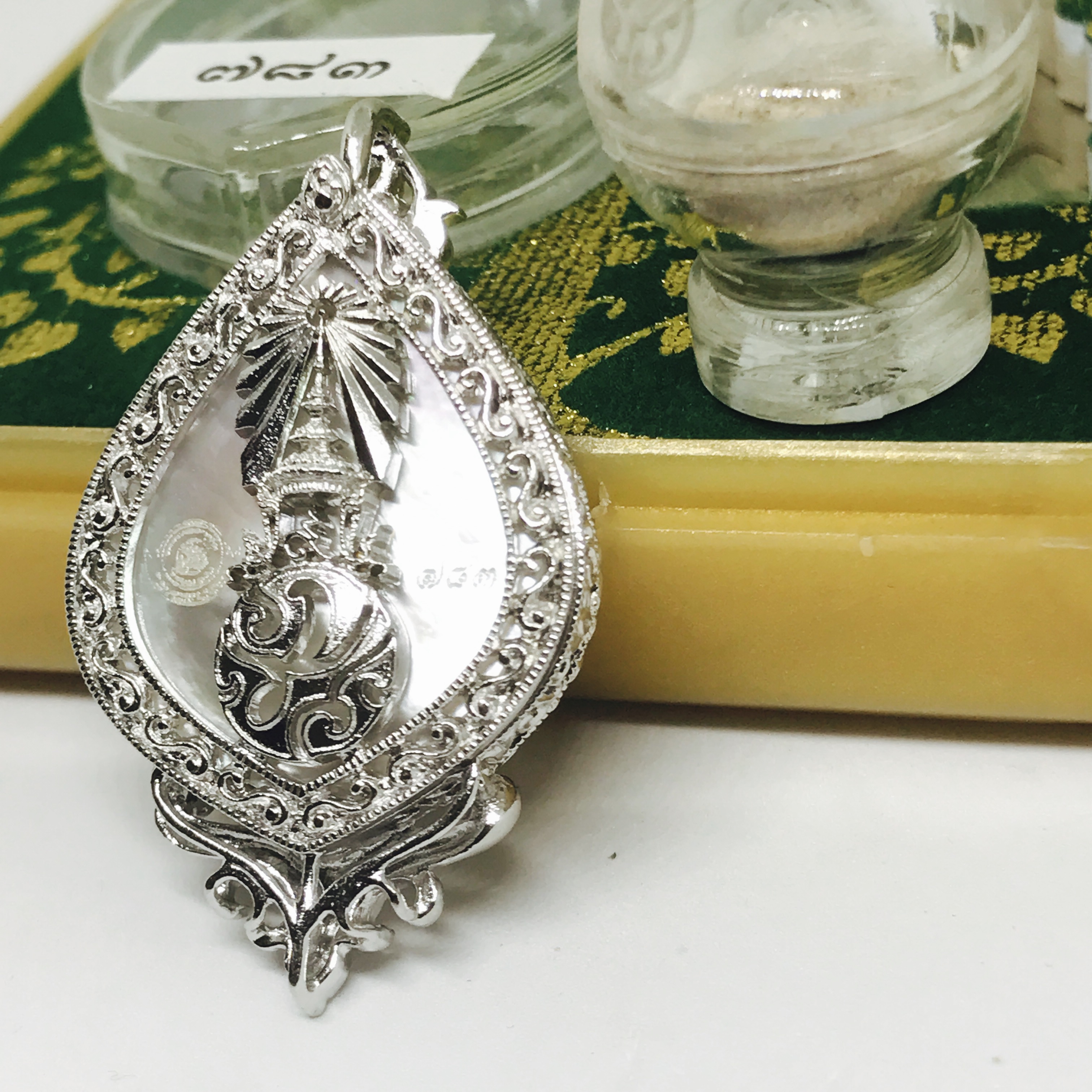 เหรียญพระพุทธชินราช(จำลอง) ภ.ป.ร. 84พรรษา ทรงหยดน้ำ เนื้อเงินชุบทองคำขาว