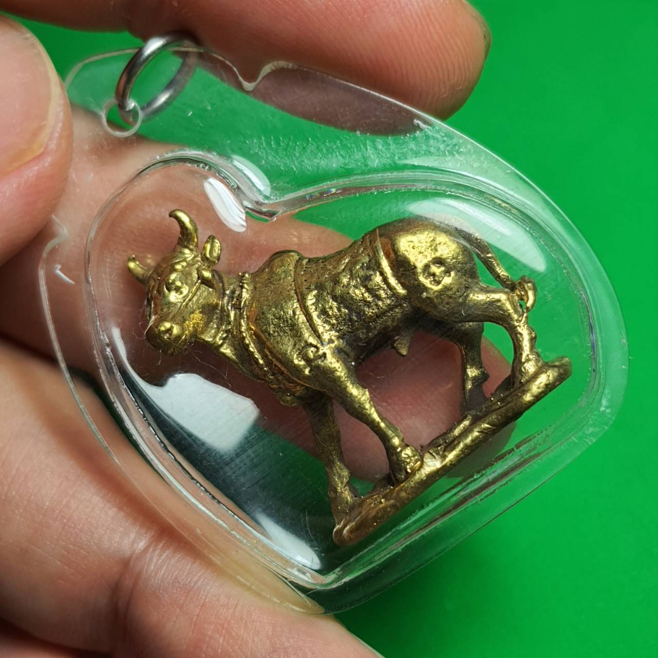ของป้องกัน วัวธนู แบบเลี่ยมกรอบ หล่อจากทองเหลือง เจาะตรงอกฝังมวลสารอาถรรพ์ วัวนำโชค วัวมงคล วัวทองเหลือง