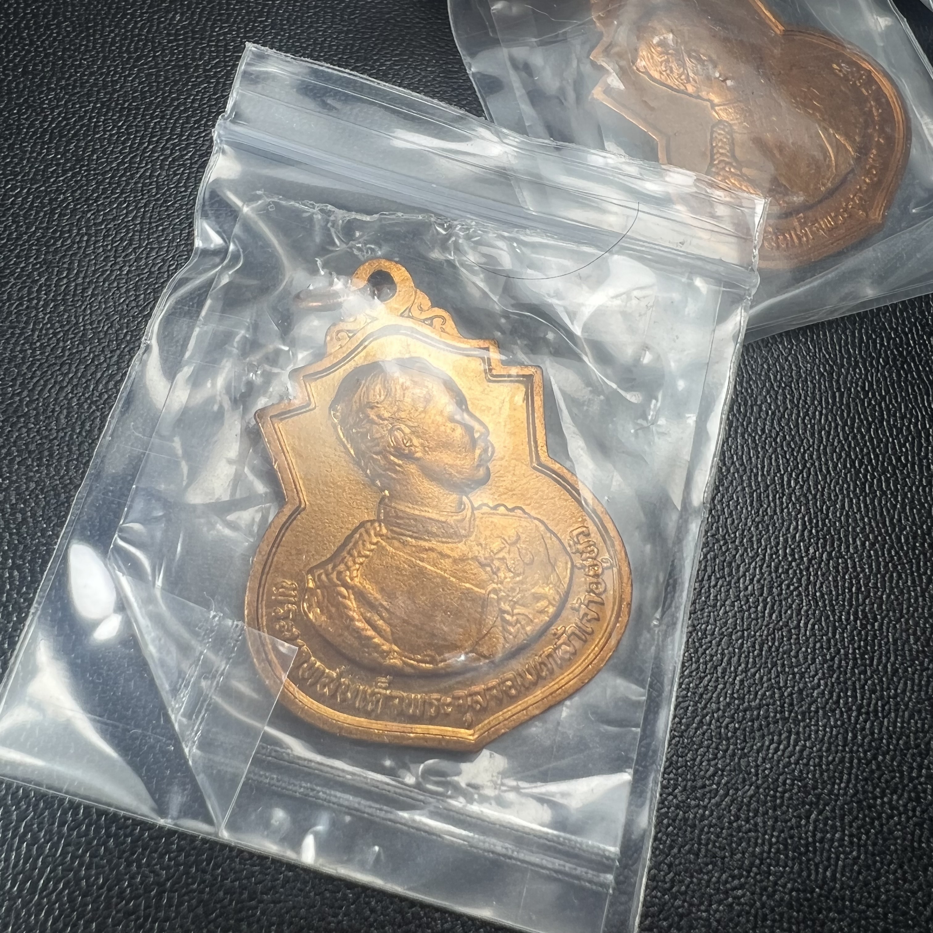 เหรียญที่ระลึกรัชกาลที่ 5 รุ่น ครบ 108 ปี โรงเรียนนายร้อยพระจุลจอมเกล้า ปี 2538 เหรียญเสมาเนื้อทองแดง (คัดสภาพสวยซีนซองเดิม ผิวเดิมสวยมาก) ผลิตโดย กองกษาปณ์ กรมธนารักษ์ สมเด็จพระญาณสังวร สมเด็จพระสังฆราช วัดบวรนิเวศวิหาร ทรงเป็นประธาน(นิยม พิธีใหญ่)