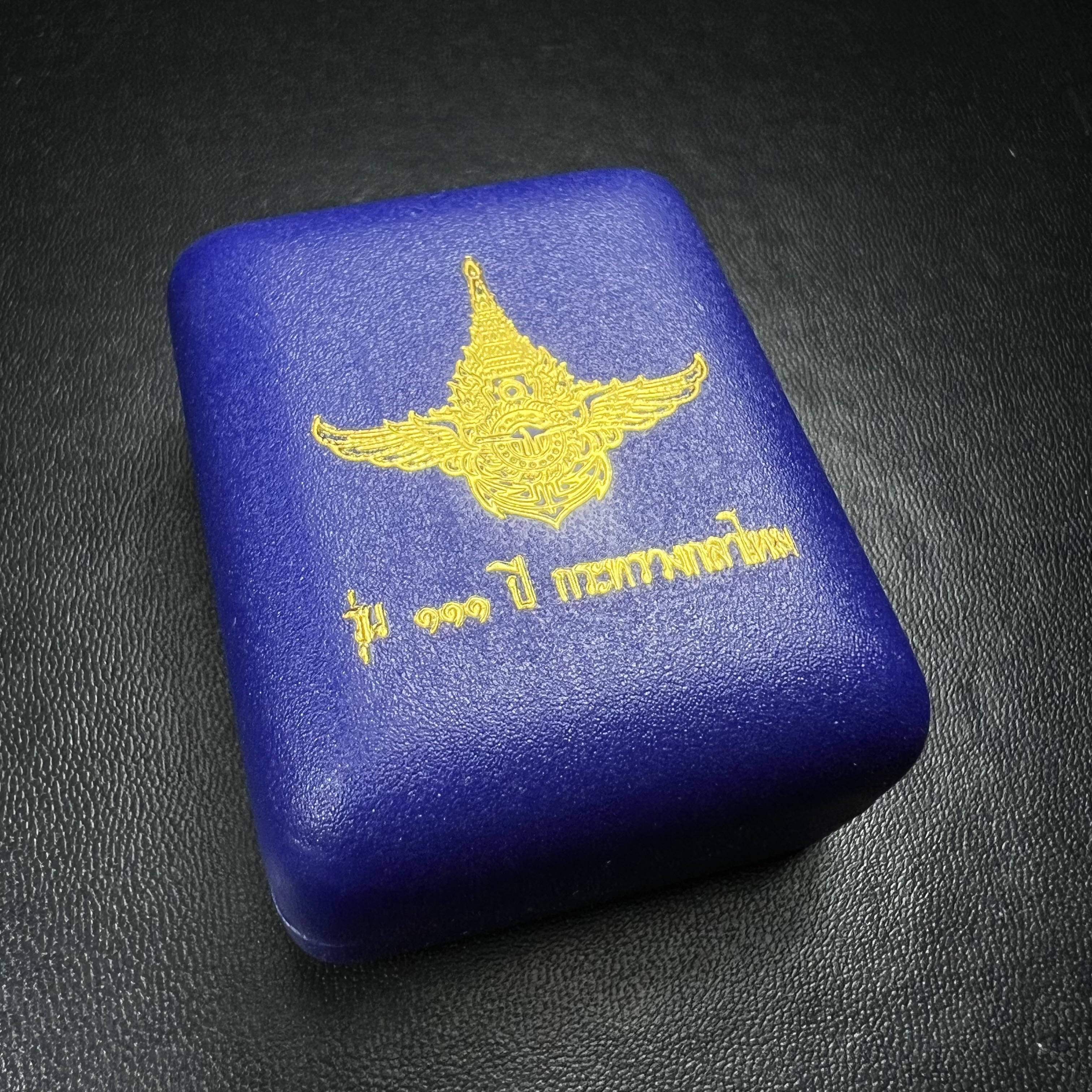 รูปเหมือนหล่อลอยองค์หลวงปู่ทวด รุ่น 111ปี กระทรวงกลาโหม เนื้อนวโลหะรมดำ-ปัดเงา ปี2540 พิธีใหญ่ เข้มขลัง นิยม พร้อมกล่องบรรจุเดิม(คัดสภาพสวยผิวเทพๆผิวรุ้งๆ)ทั้งพิธีทั้งพุทธศิลป์ทรงคุณค่าอีกหนึ่งรุ่นยอดนิยม