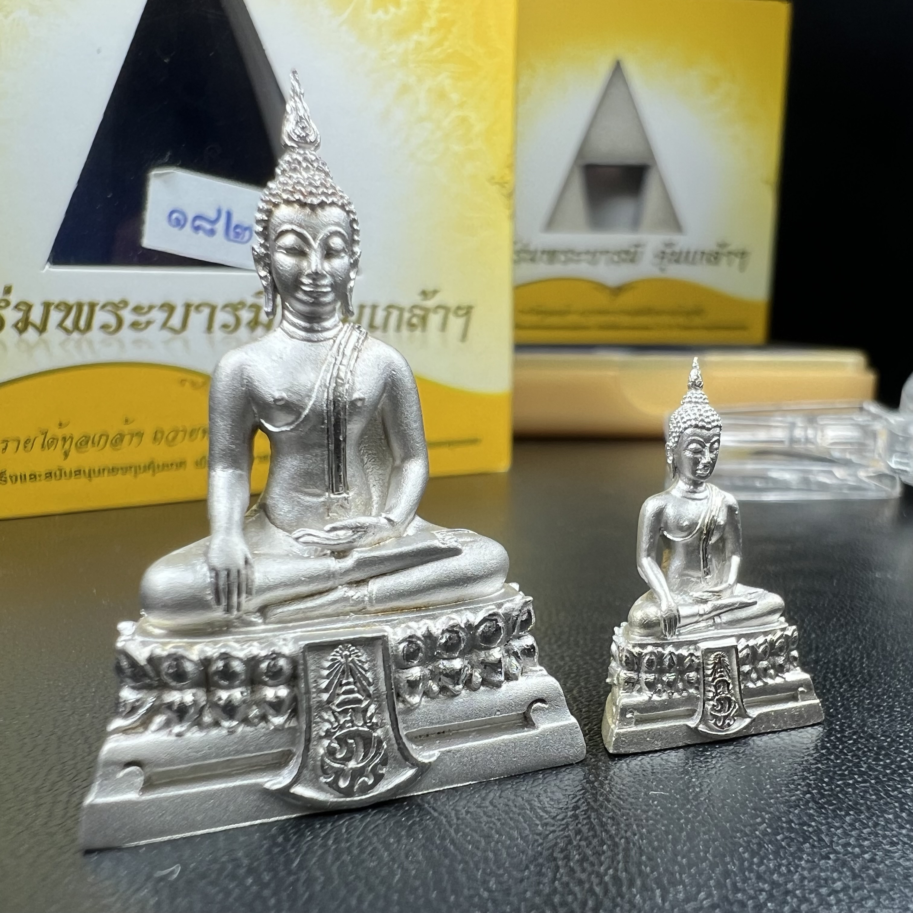 พระพุทธรูปคุ้มเกล้าฯ ภปร.(ใต้ร่มพระบารมี คุ้มเกล้า) 60ปี รพ.ภูมิพลฯ พ.ศ.2552 เนื้อเงิน ชุบทองคำขาว(ลอยองค์พิมพ์ ใหญ่+เล็ก)(1ชุด 2 พิมพ์ ครบทุกแบบที่จัดสร้าง)1 ใน 5000 ชุด ครบชุดหายาก