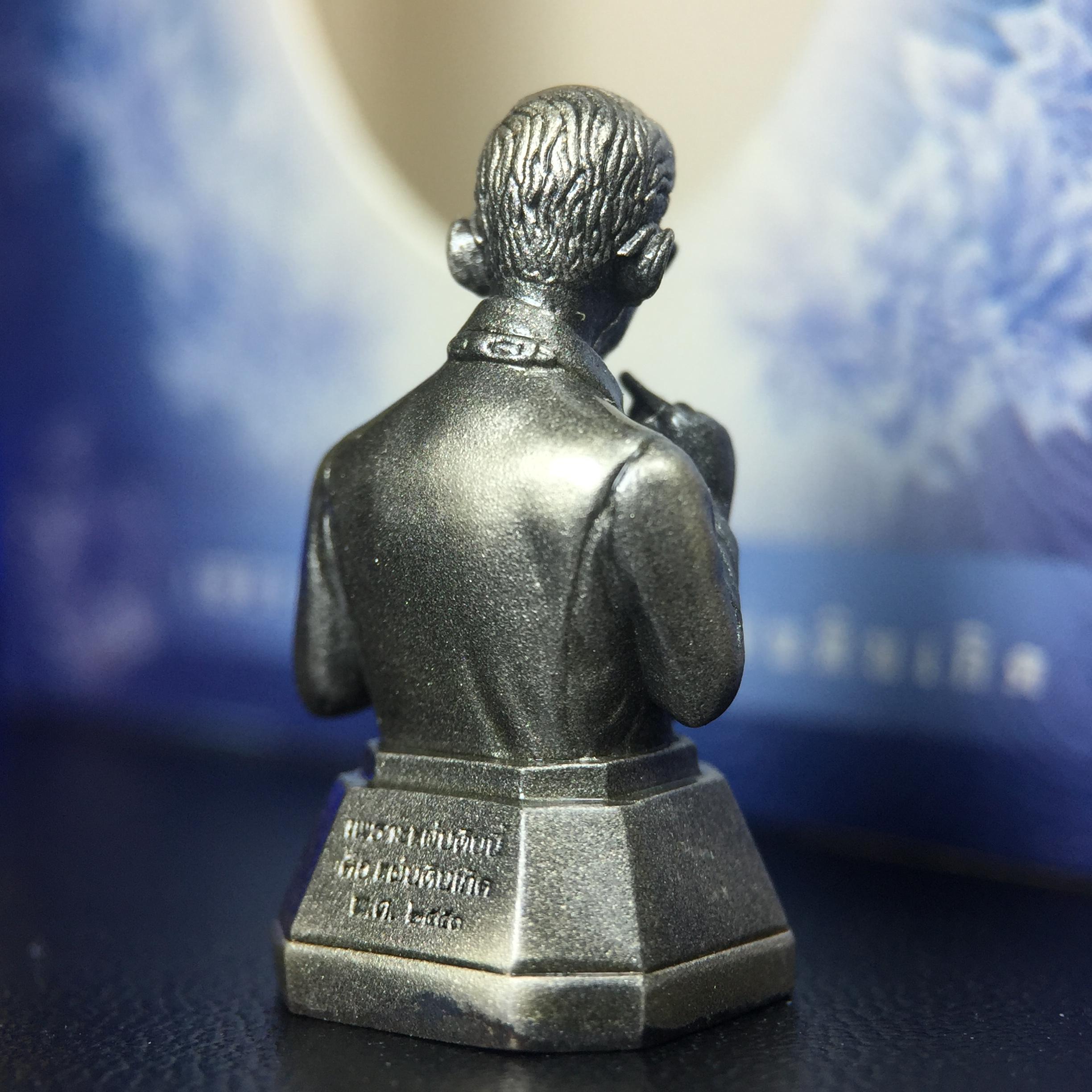 พระบรมรูปพระบาทสมเด็จพระเจ้าอยู่หัวรัชกาลที่ 9(ทรงงาน) ภปร. รุ่นเพราะแผ่นดินนี้คือแผ่นดินเกิด ปี 2551 ขนาดสูง 1 นิ้ว เนื้อบรอนซ์ชุบเงินรมดำ(ด้านหน้า ฐานพระบรมรูปฯ ประดิษฐานอักษรพระปรมาภิไธย ภ.ป.ร.)นิยมหายาก