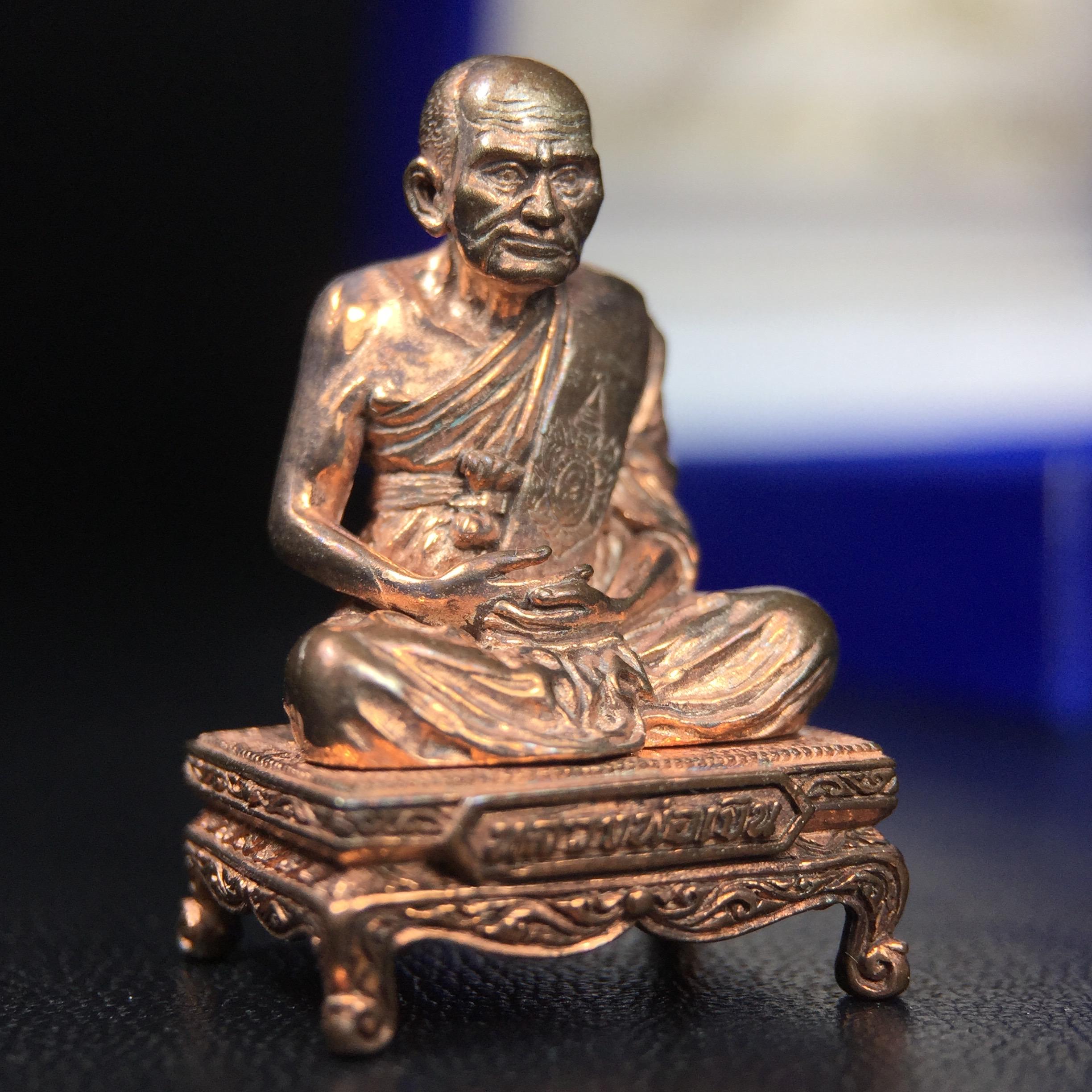 รูปหล่อหลวงพ่อเงิน วัดบางคลาน จ.พิจิตร พิมพ์หน้าเหมือนหลวงพ่อ "รุ่น 91 ปี กรมเสมียนตรา" กระทรวงกลาโหมจัดสร้างในปี 2543 พุทธาภิเษกใหญ่ 3 วัด 3พิธีวัดสุทัศน์ /วัดบางคลาน/วัดพระแก้ว เนื้อนวโลหะปัดเงา(แก่ทองคำ)พุทธศิลป์งดงามมากหายาก(ตอกโค๊ตหมาย ๖๐๘)