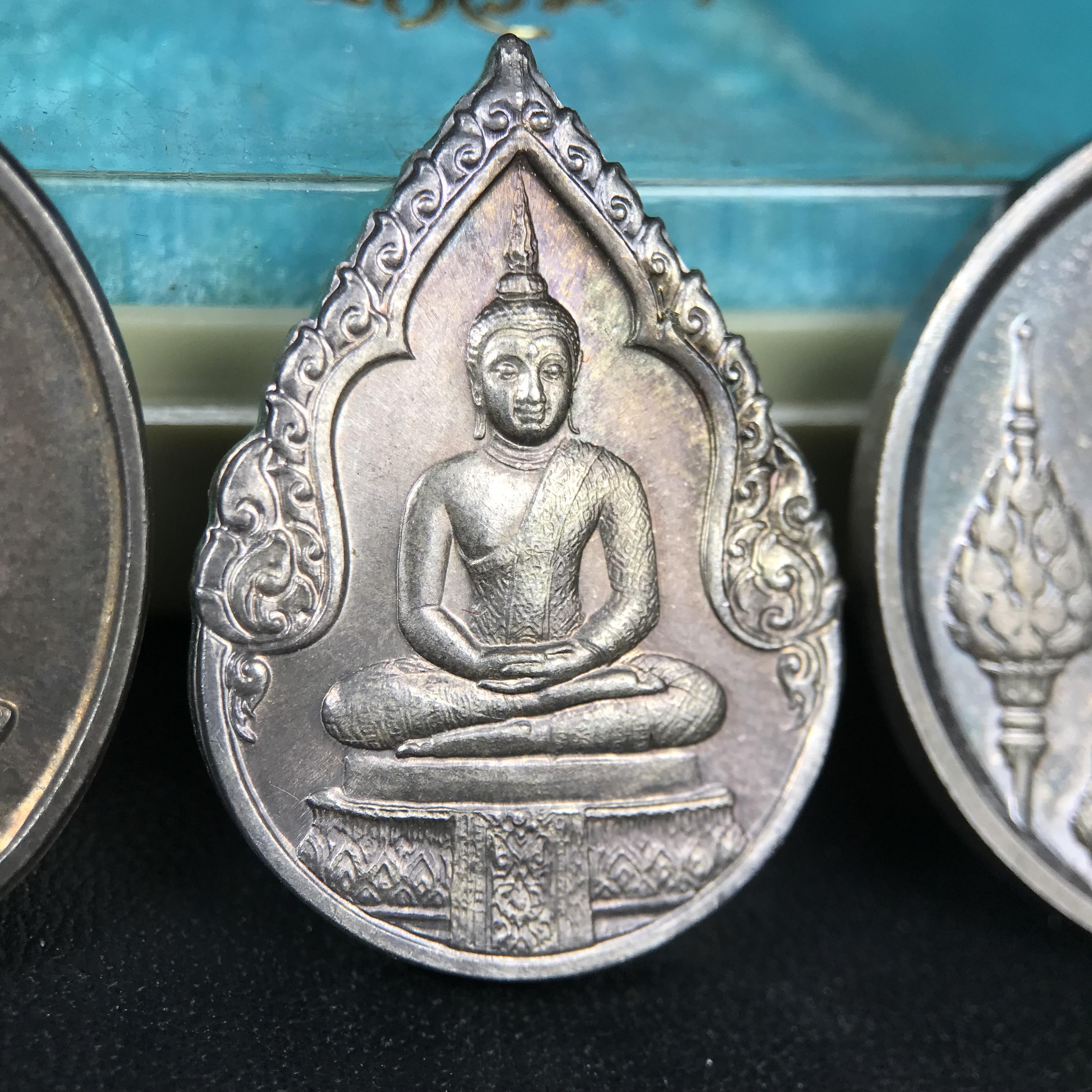 เหรียญพระแก้วมรกตหลัง ภปร. ฉลองกรุงรัตนโกสินทร์ครบ 200 ปี พ.ศ.2525 เนื้อเงิน(ผิวเดิมสวย)กล่องบรรจุเดิมครบ 3พิมพ์ ร้อน ฝน หนาว(บล็อกแรกไม่มีพระราชศรัธานิยม)(ในหลวงรัชกาลที่9 เสด็จในพิธี)พระคู่บ้านคู่เมือง...พระดี...พิธีใหญ่(บล็อกแรกครบชุด ผิวเดิม หายาก)