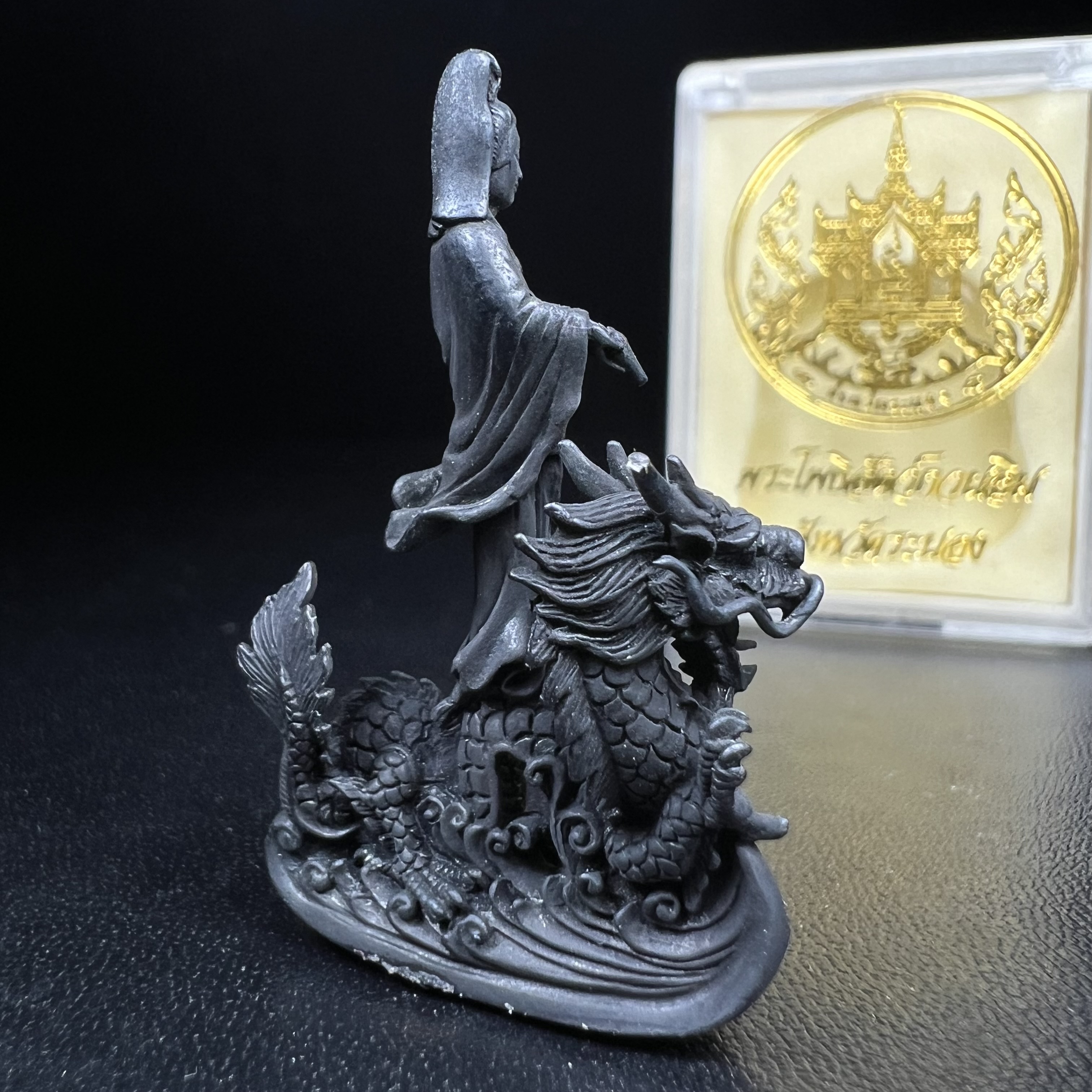 รูปหล่อลอยองค์พระโพธิสัตว์กวนอิม ทรงประทับมังกร จ.ระนอง พ.ศ.2539 เนื้อนวโลหะ พิมพ์ใหญ่(สวยงดงาม เข้มขลัง ทรงคุณค่า) เฉลิมฉลองในวโรกาสที่พระบาทสมเด็จพระเจ้าอยู่หัวทรงครองสิริราชสมบัติครบ 50 ปี(องค์หมายเลข๘๕๒๐)