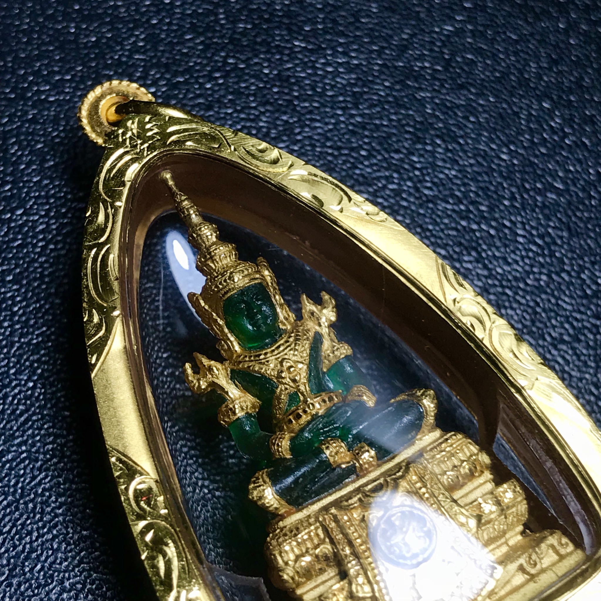 พระแก้วมรกต ภปร. ปี2547 จัดสร้างโดย รพ.ภูมิพลฯ เนื้อเรซิ่นหุ้มทองคำพิมพ์ลอยองค์ หน้าตัก 1/2 นิ้ว เลี่ยมกรอบทองคำแท้พร้อมใช้