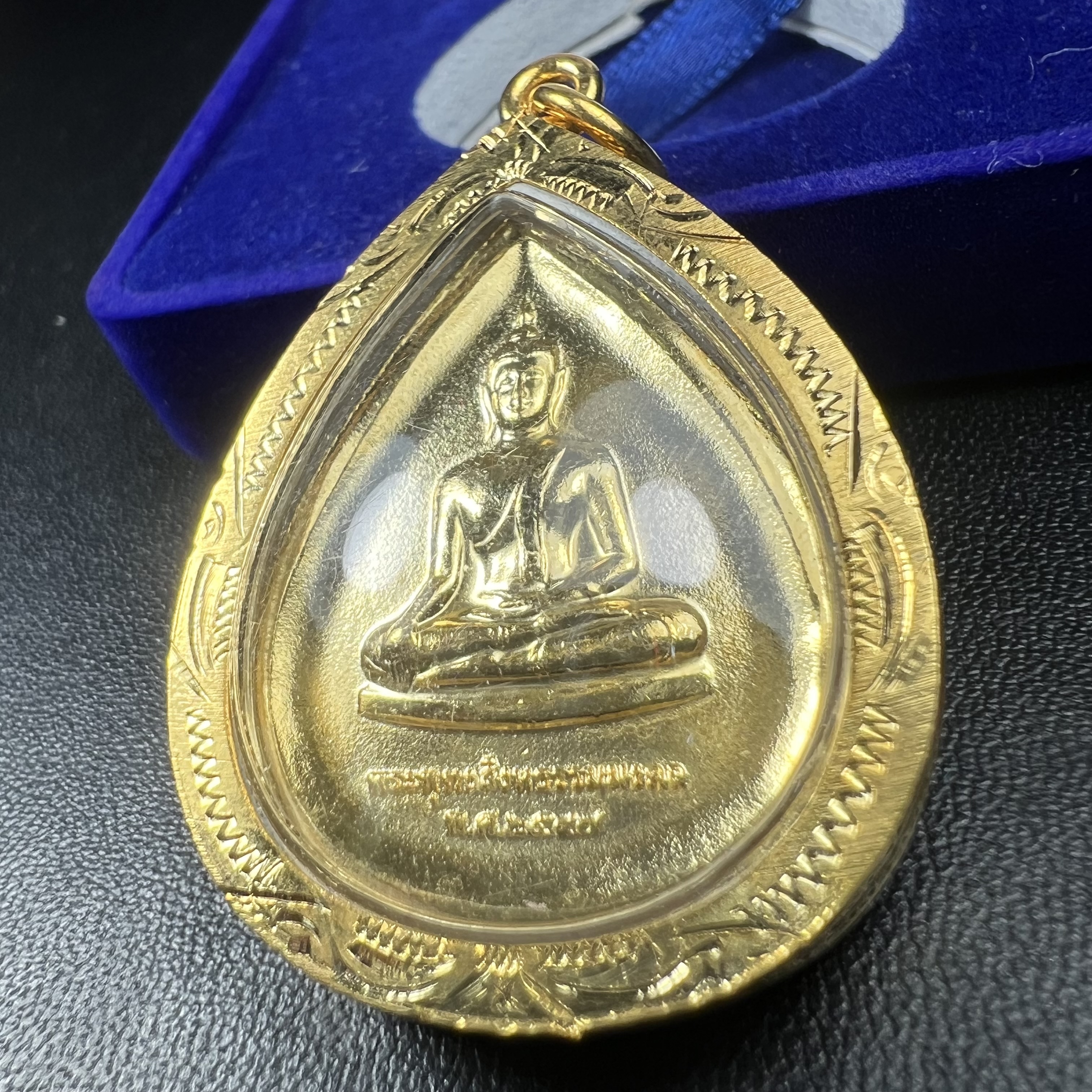 เหรียญพระพุทธสิงหธรรมมงคล ภปร. ปี 2547 ทรงหยดน้ำ ด้านหลังมี ภ.ป.ร. (ชนวนเก่า)เนื้อโลหะผสม ชุบทองเงา สูง 3.3ซม.พิธีใหญ่ มวลสารดี ปลุกเสกวัดพระแก้ว(งานเลี่ยมกรอบเดิมจากผู้จัดสร้างห่อหุ้มด้วยทองนพเกล้า)