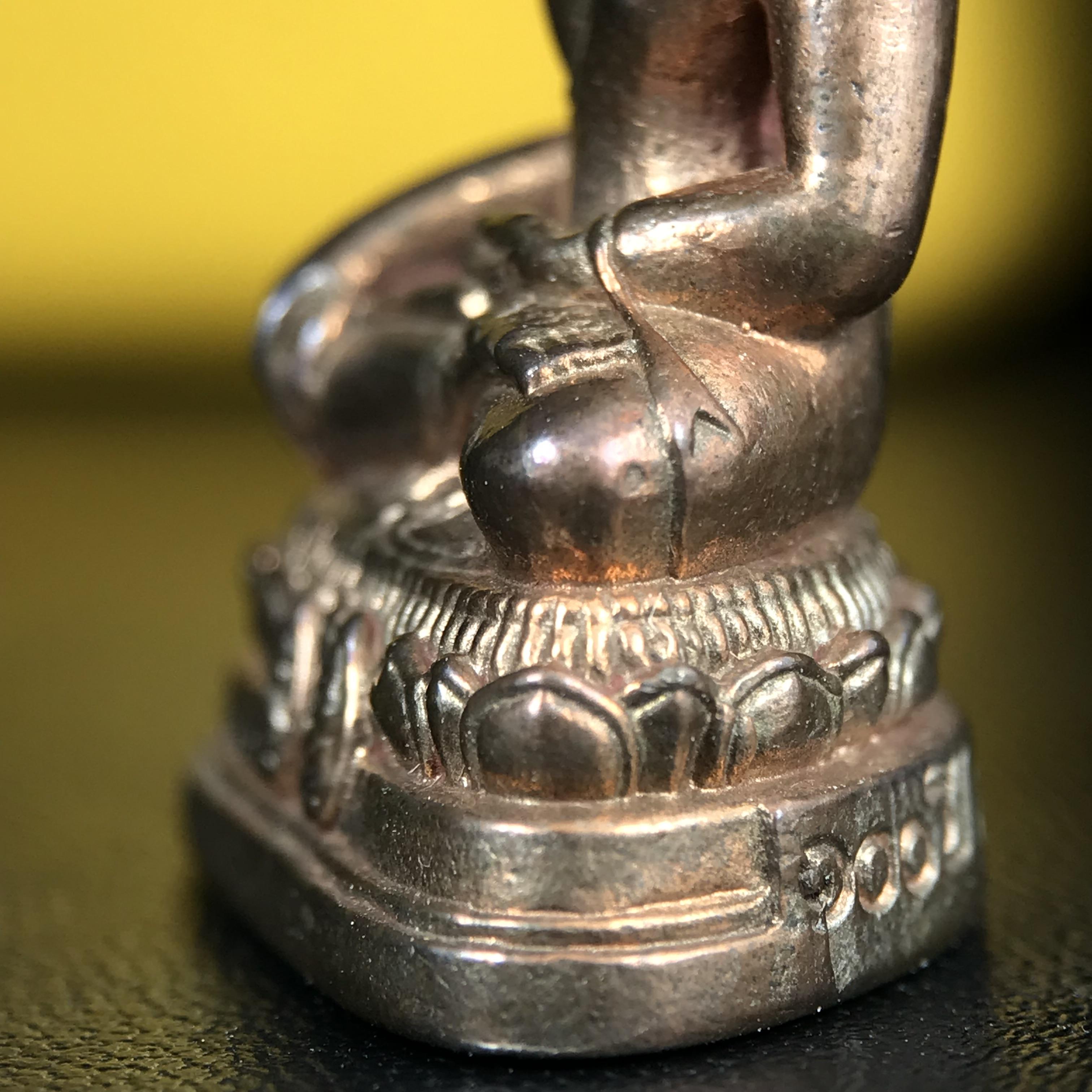 พระกริ่งพระพุทธนรสีห์ จปร.+ภปร. ครบรอบ 100 ปี ธนาคารไทยพาณิชย์ ปี 2550 พระกริ่งเนื้อนวโลหะพิเศษ(หล่อในพิธีเททอง)(หายาก)(พุทธศิลป์งดงาม)ด้านหน้าฐานประดับด้วยตราสัญลักษณ์ "จปร" และ "ภปร" (องค์เทหล่อในพิธีสร้างน้อย หายากมาก)1 ใน 1000 องค์