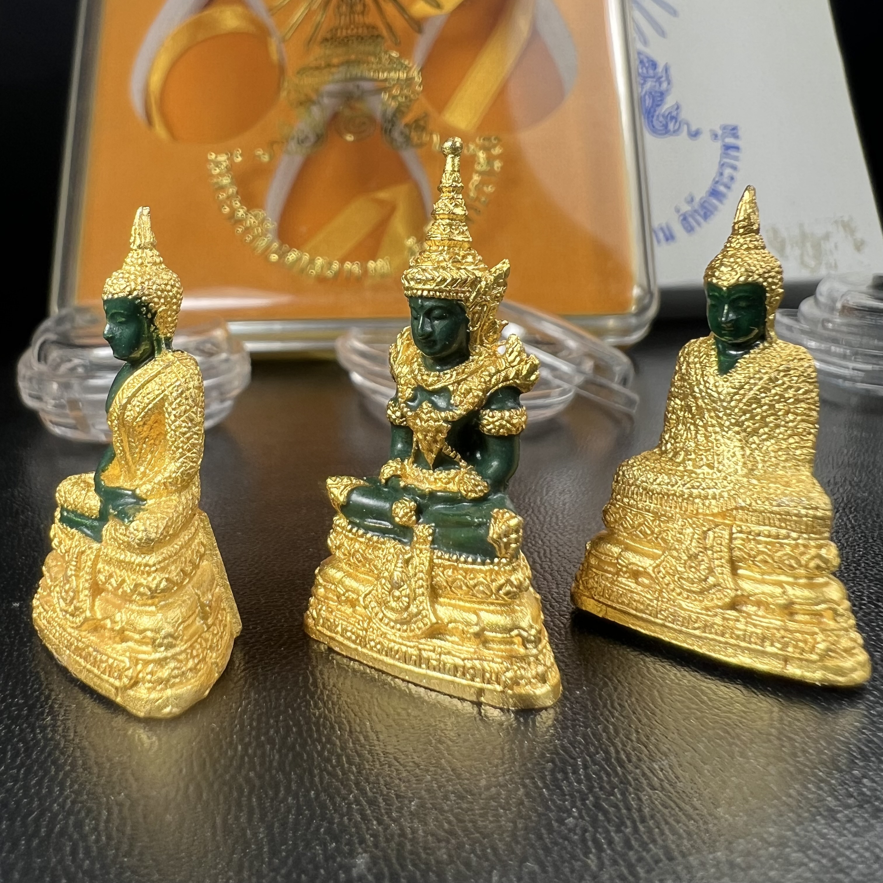 พระพุทธมหามณีรัตนปฏิมากร(พระแก้วมรกต) วัดพระศรีรัตนศาสดาราม สำนักพระราชวัง จัดสร้าง ชุด3 ฤดู ร้อน ฝน หนาว(บรรจุมวลสารใต้ฐาน)