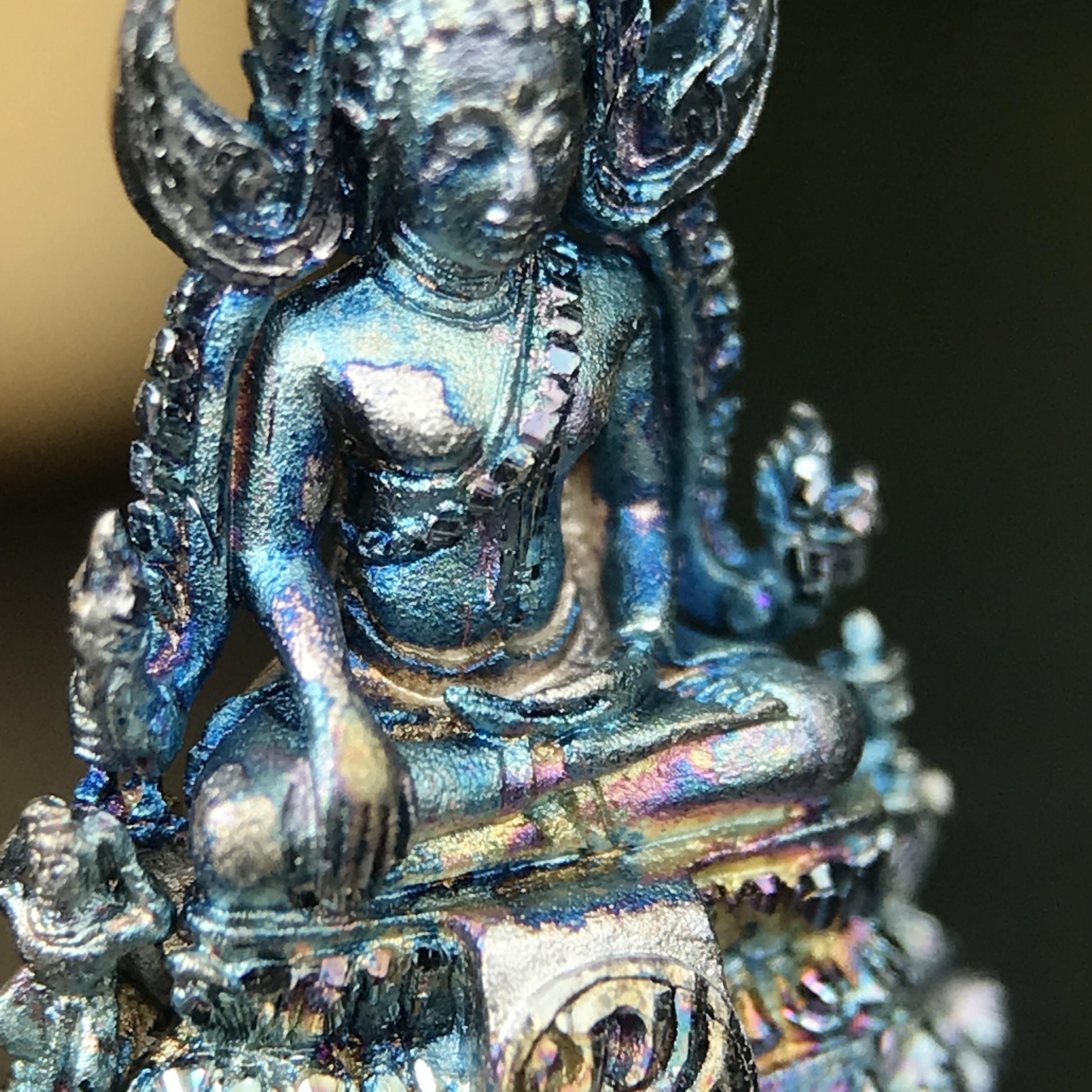 พระพุทธชินราช ภปร. 84 พรรษา ในหลวงรัชกาลที่ 9 พิมพ์เล็กขนาดหน้าตัก 1/4 นิ้ว(สูง 2.0 ซม.)เนื้อเงินชุบทองคำขาว (สภาพผิวเดิมสวย ขึ้นสีรุ้งฟ้าครามธรรมชาติสวยมาก แบบนิยม)(พระราชทานมวลสาร จิตรลดาและเส้นพระเจ้า(เส้นผม))พุทธศิลป์ทรงคุณค่าอีกหนึ่งรุ่นยอดนิยม