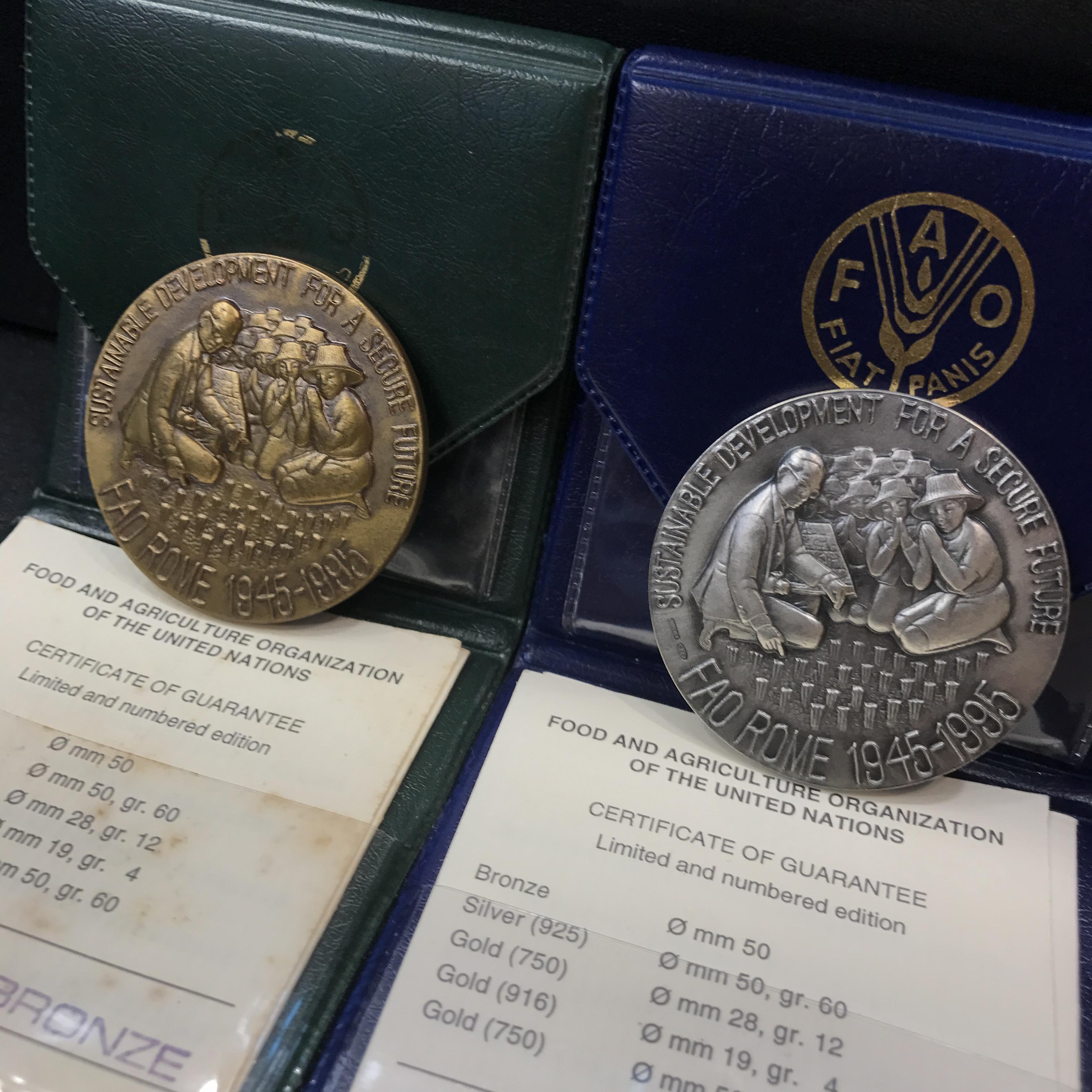 เหรียญอะกริคอลา FAO ปี 2539 เนื้อบรอนซ์+เนื้อเงิน ขนาด 5 ซม. (ซองหนังบรรจุเดิมใบรับรองครบ)