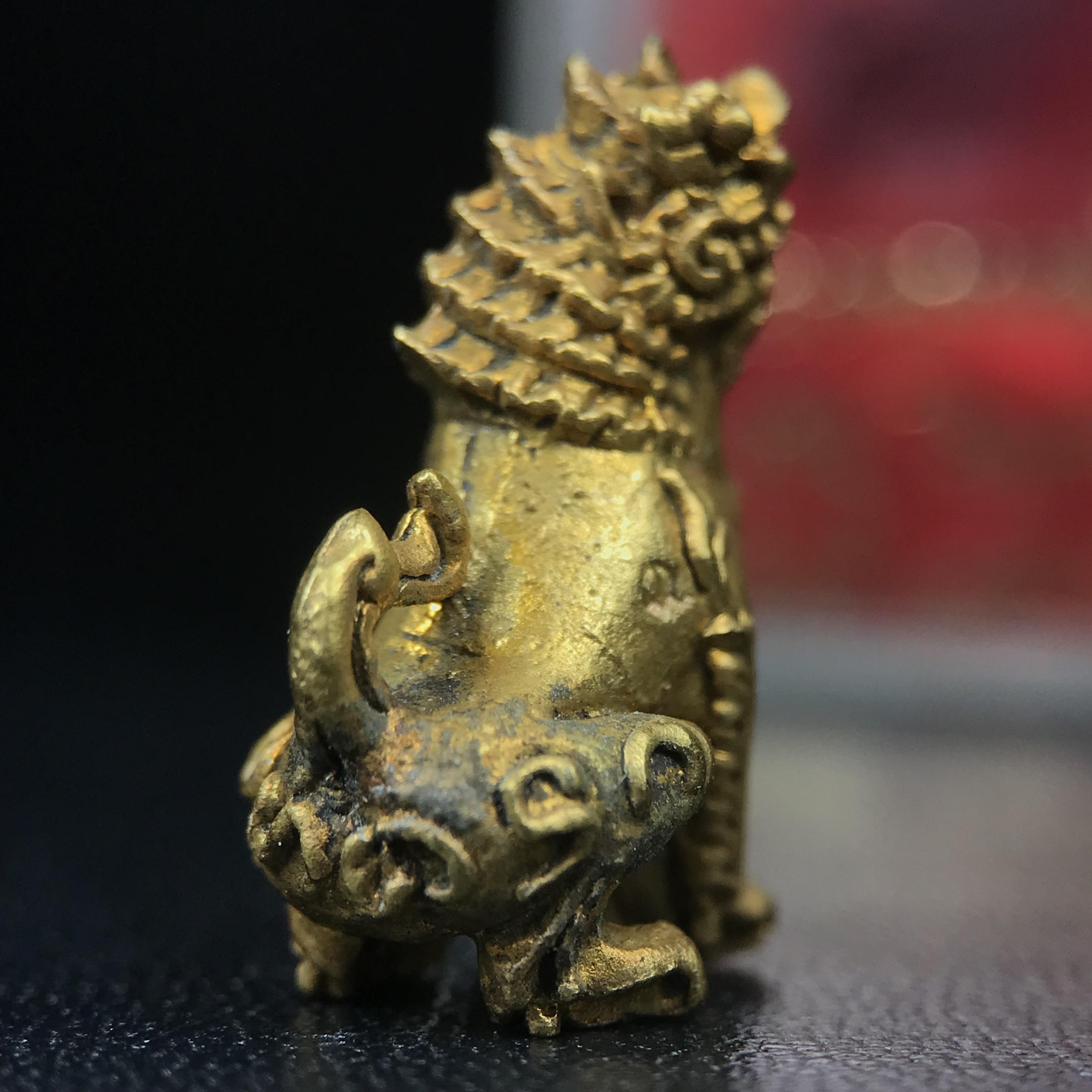 สิงห์เจ้าพ่อดำ วัดบุพพาราม จ.เชียงใหม่ ปี 2518 เนื้อกะไหล่ทอง(ตอก 2 โค๊ต)หายาก(สภาพผิวเดิมสวยเดิมกล่องครบ) สิงห์รุ่นนี้มีพิธีดีมีเกจิอาจารย์ที่ร่วมปลุกเสกมากมาย****เครื่องราง ที่พระบาทสมเด็จพระเจ้าอยุ่รัชกาลที่ ๙ ทรงเสด็จฯประกอบพิธีด้วยพระองค์เอง