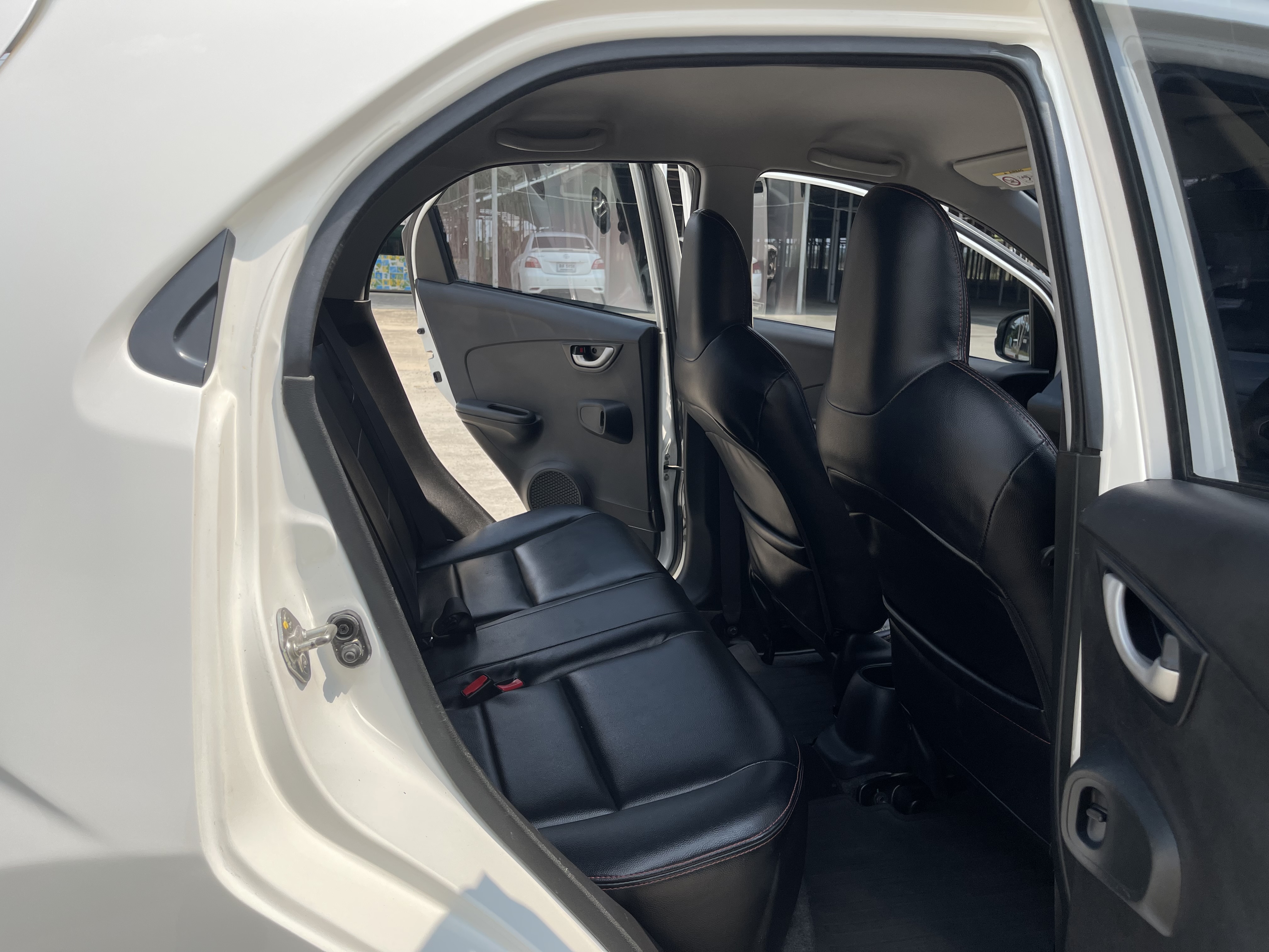 Honda Brio 1.2 V At 2015 ขาว