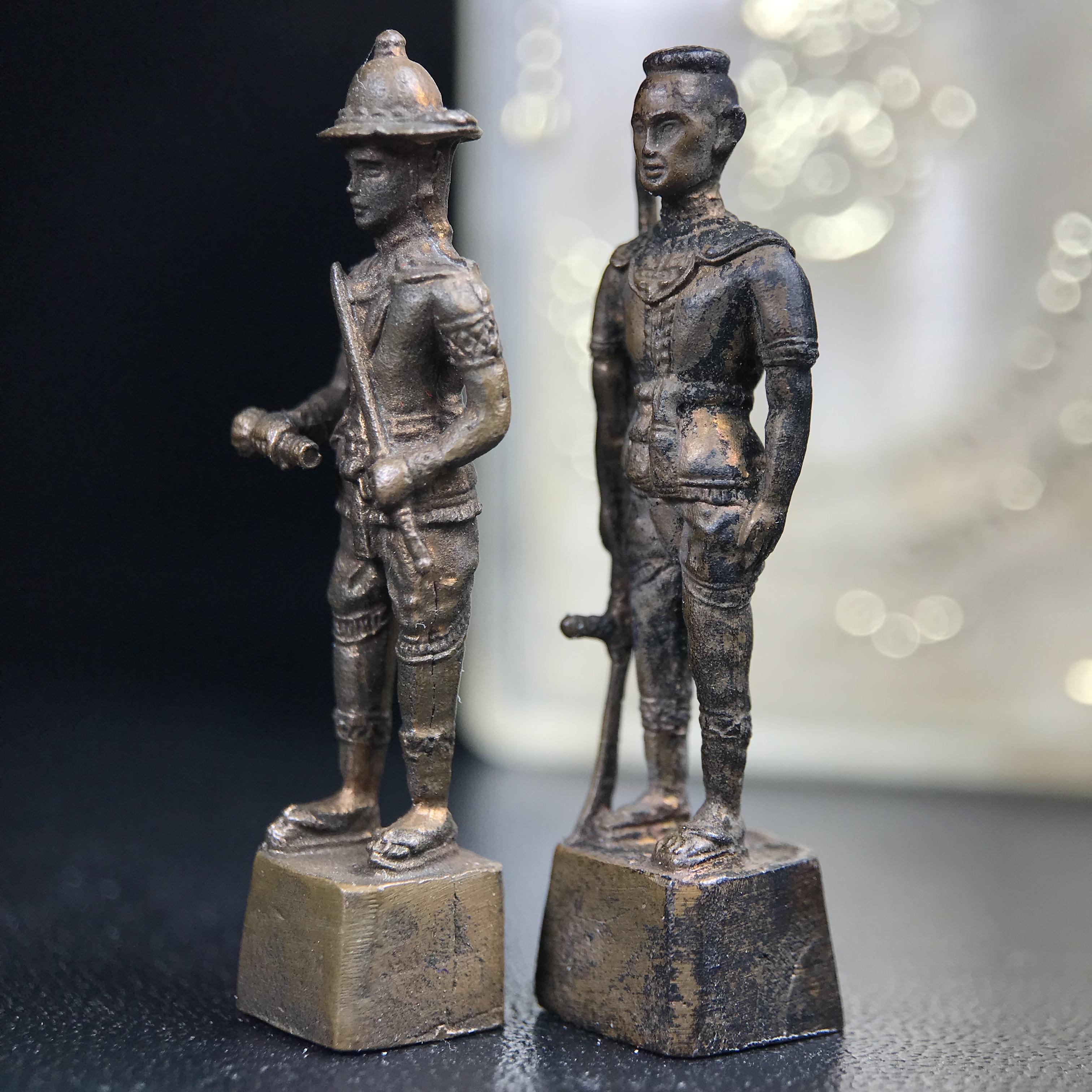 พระกริ่งสมเด็จพระนเรศวร-พระกริ่งสมเด็จพระเอกาทศรถ กองทัพภาคที่3จัดสร้าง ปี2517 เนื้อนวโลหะครบชุด 2องค์กล่องบรรจุเดิมครบสมบูรณ์(หายาก)(1ใน 300ชุด)(ในหลวง ร.9 เสด็จในพิธี)ปลุกเสกโดยพระคณาจารย์ชื่อดังในยุคนั้น7วัน7คืน(หลวงปู่โต๊ะ วัดประดู่ฉิมพลี ร่วมปลุกเสก)