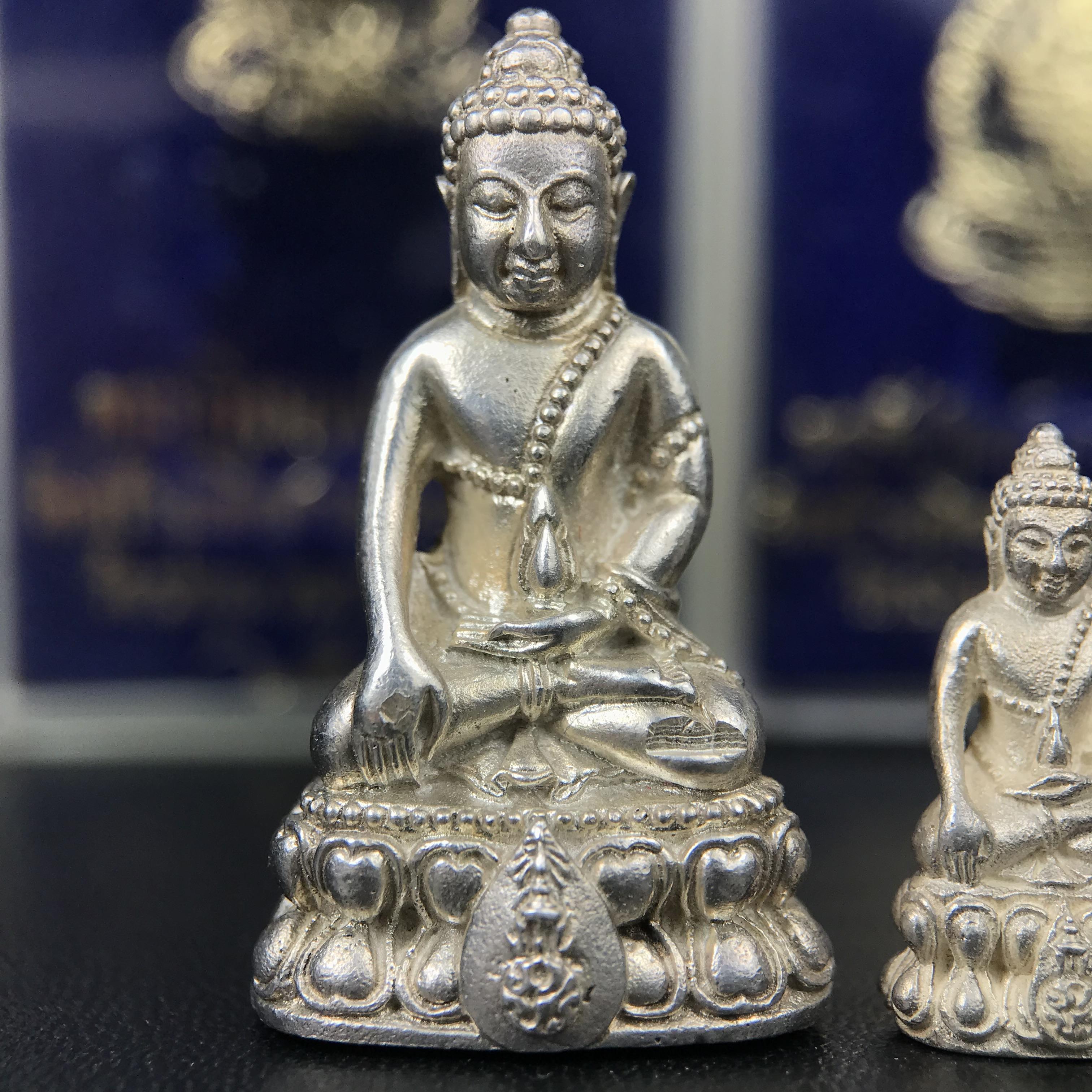 พระกริ่งนวปทุม ภปร.-พระชัยวัฒน์นวปทุม ภปร.-พระกริ่งไพรีพินาศ ภปร. รุ่นแรก วัดปทุมวนาราม ครบชุดเนื้อเงิน ปี2535(ในหลวงรัชกาลที่9เสด็จเททอง)(1ใน3000องค์)หายาก***เก็บทีเดียวครบชุดไปเลยรุ่นนี้ แนะนำ....ตอนนี้หายากแล้ว***